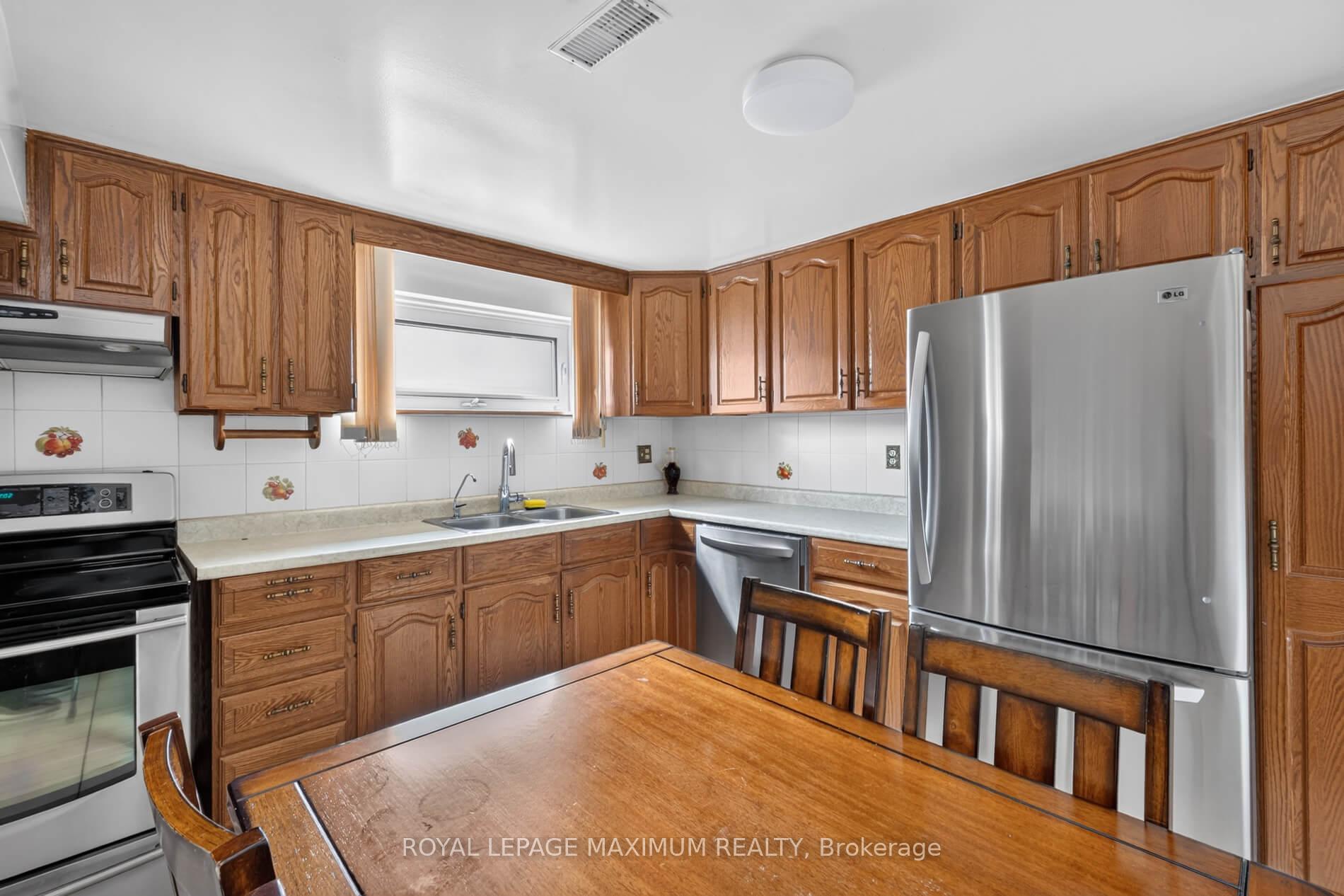Photo 31 of 11 Hisey Crescent, North York, Black Creek — HOMEH