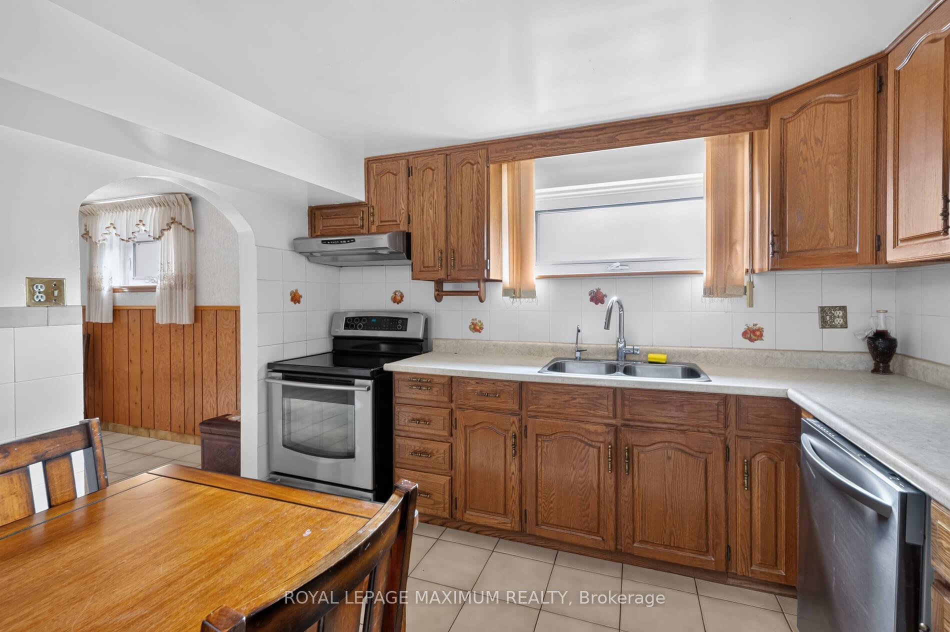 Photo 32 of 11 Hisey Crescent, North York, Black Creek — HOMEH