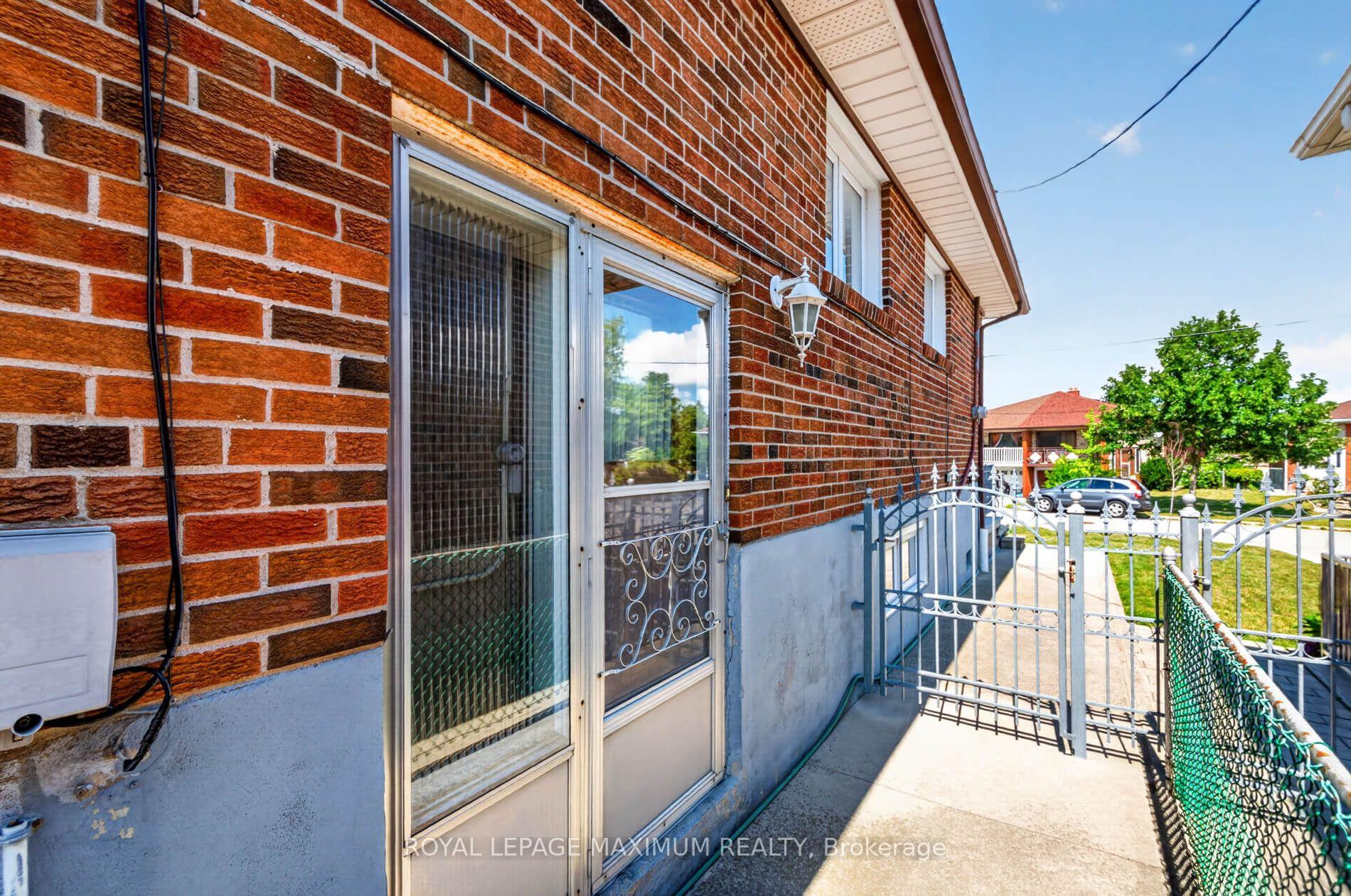 Photo 37 of 11 Hisey Crescent, North York, Black Creek — HOMEH