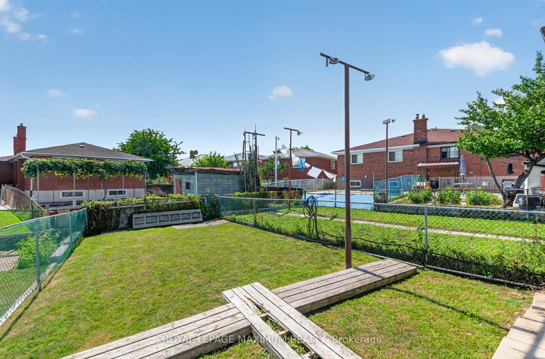Photo 40 of 11 Hisey Crescent, North York, Black Creek — HOMEH