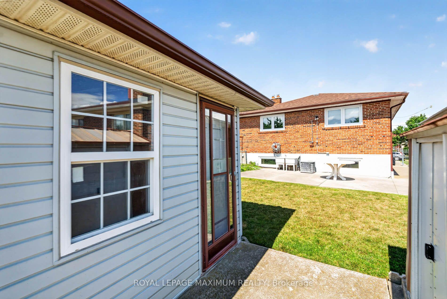 Photo 43 of 11 Hisey Crescent, North York, Black Creek — HOMEH