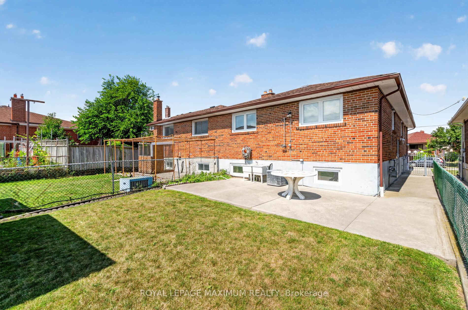 Photo 44 of 11 Hisey Crescent, North York, Black Creek — HOMEH