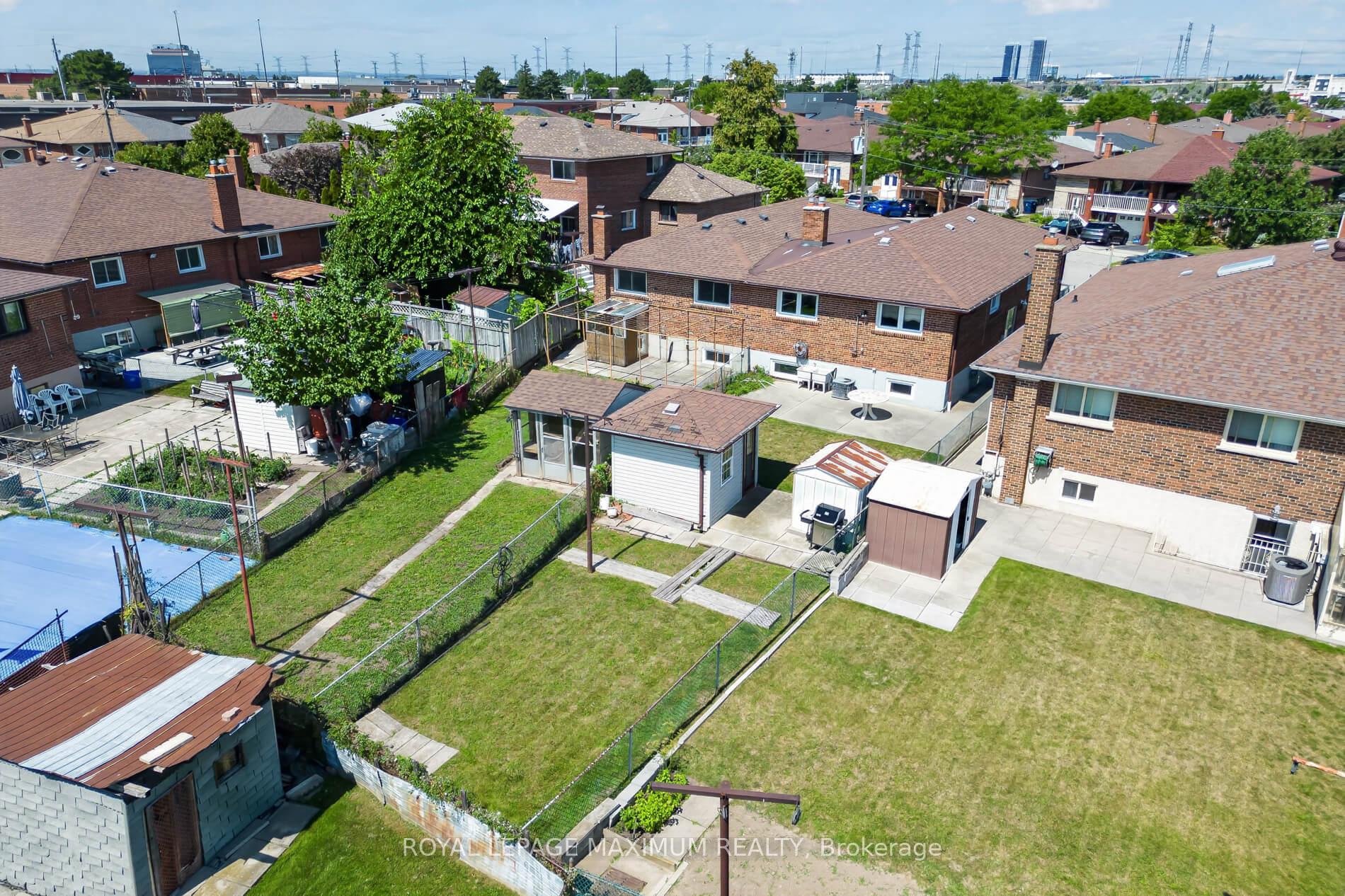 Photo 47 of 11 Hisey Crescent, North York, Black Creek — HOMEH
