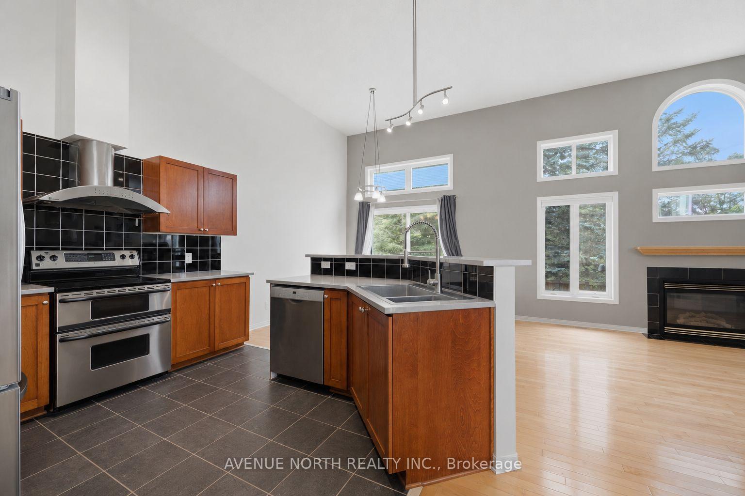 Photo 14 of 141 Gladeview Private, Ottawa, Upper Hunt Club — HOMEH