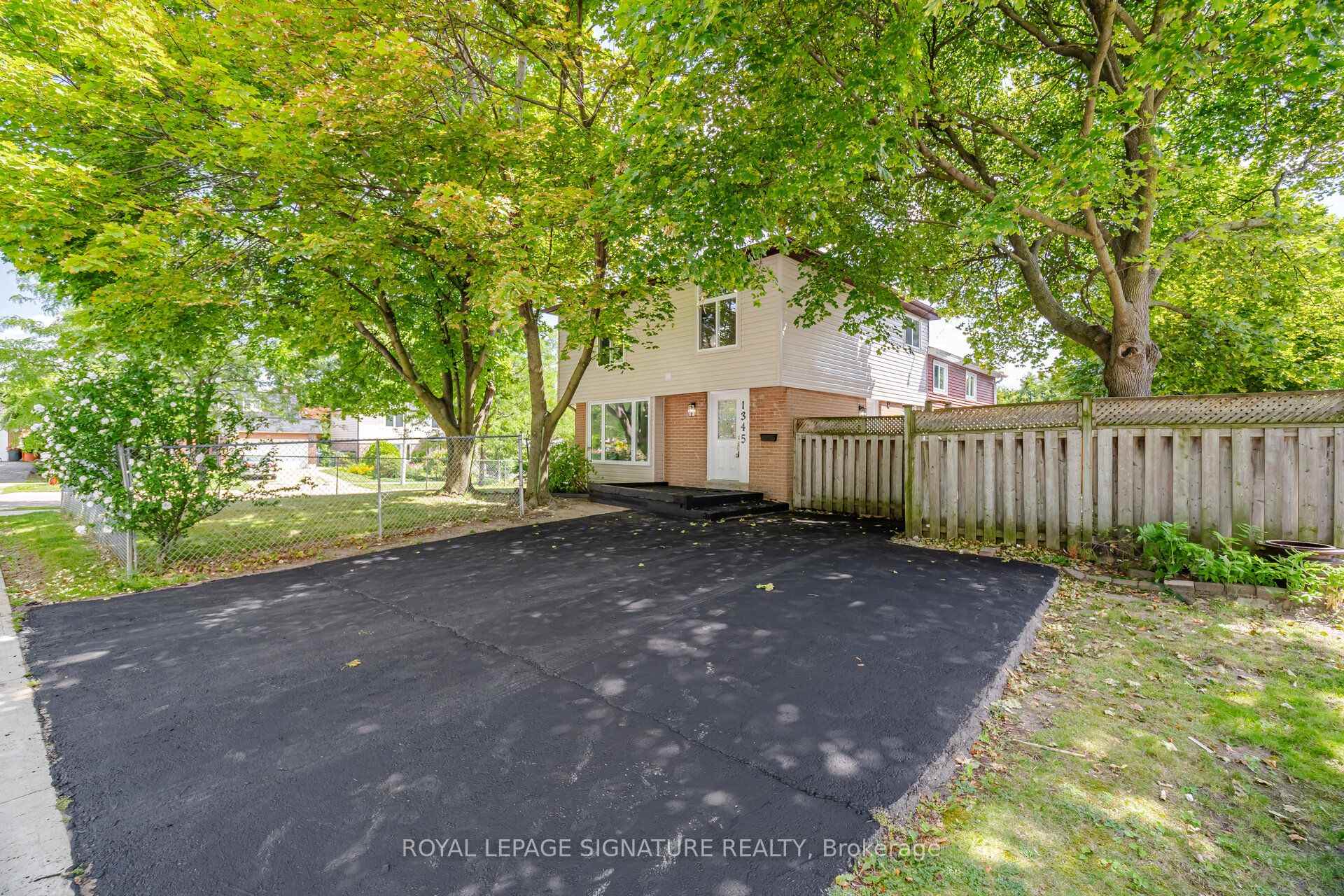 Photo 3 of 1345 Playford Road, Mississauga, Clarkson — HOMEH