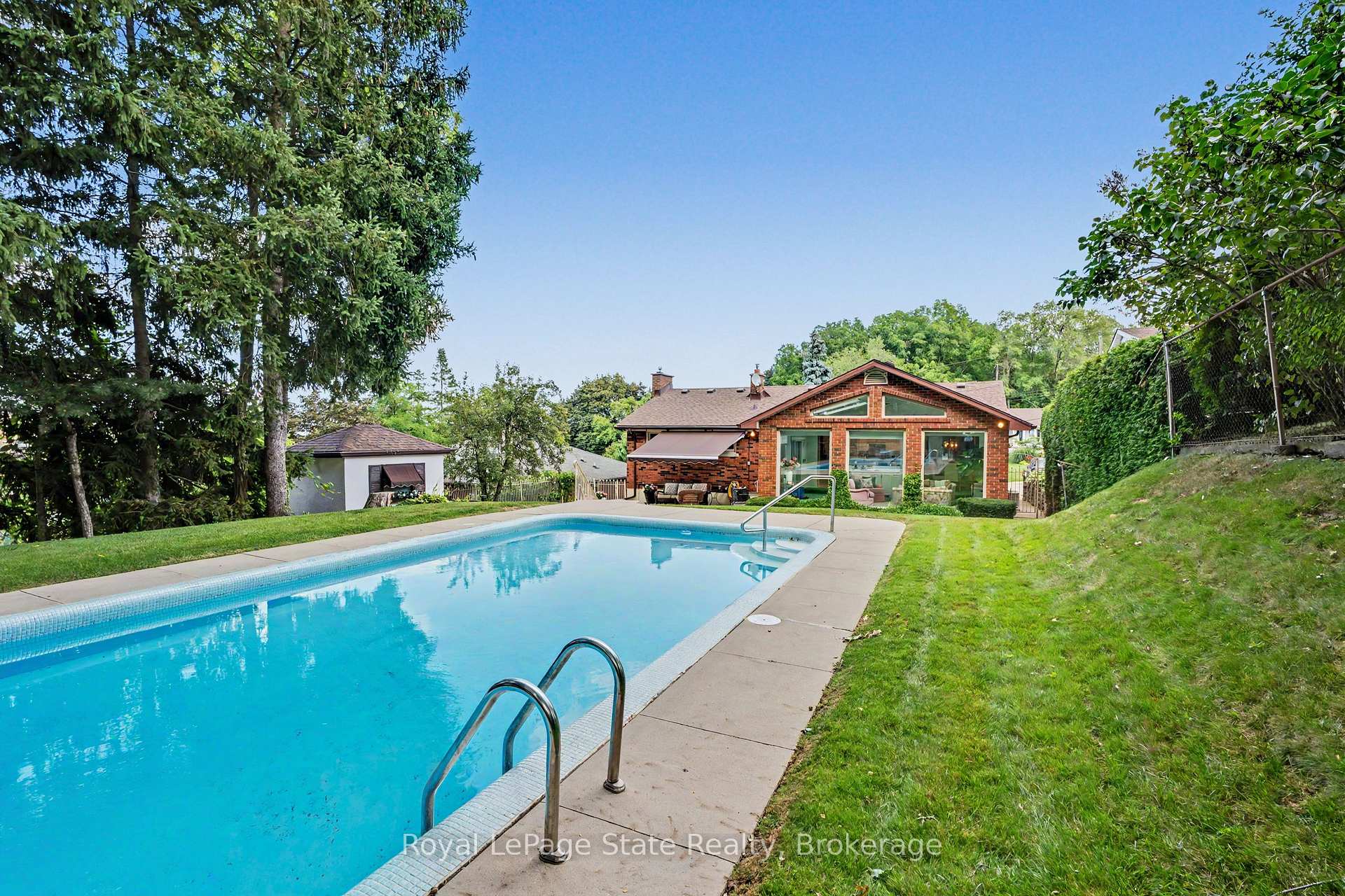 Photo 2 of 18 Battlefield Drive, Hamilton, Stoney Creek — HOMEH