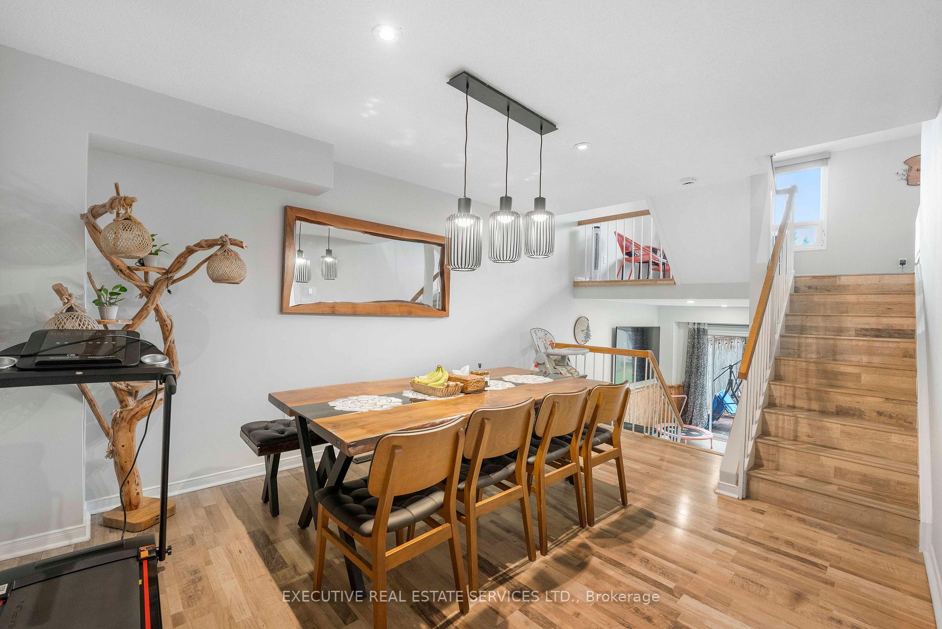 Photo 4 of 21 Garden Avenue, Brampton, Brampton West — HOMEH