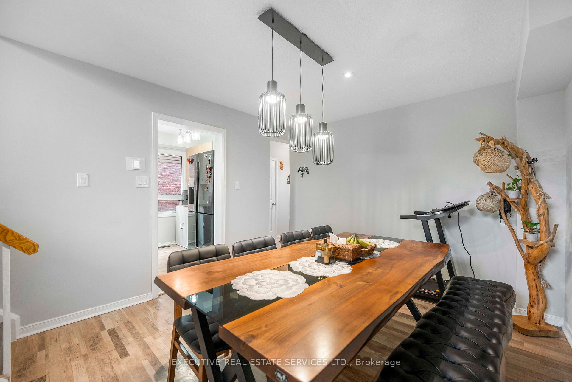 Photo 5 of 21 Garden Avenue, Brampton, Brampton West — HOMEH