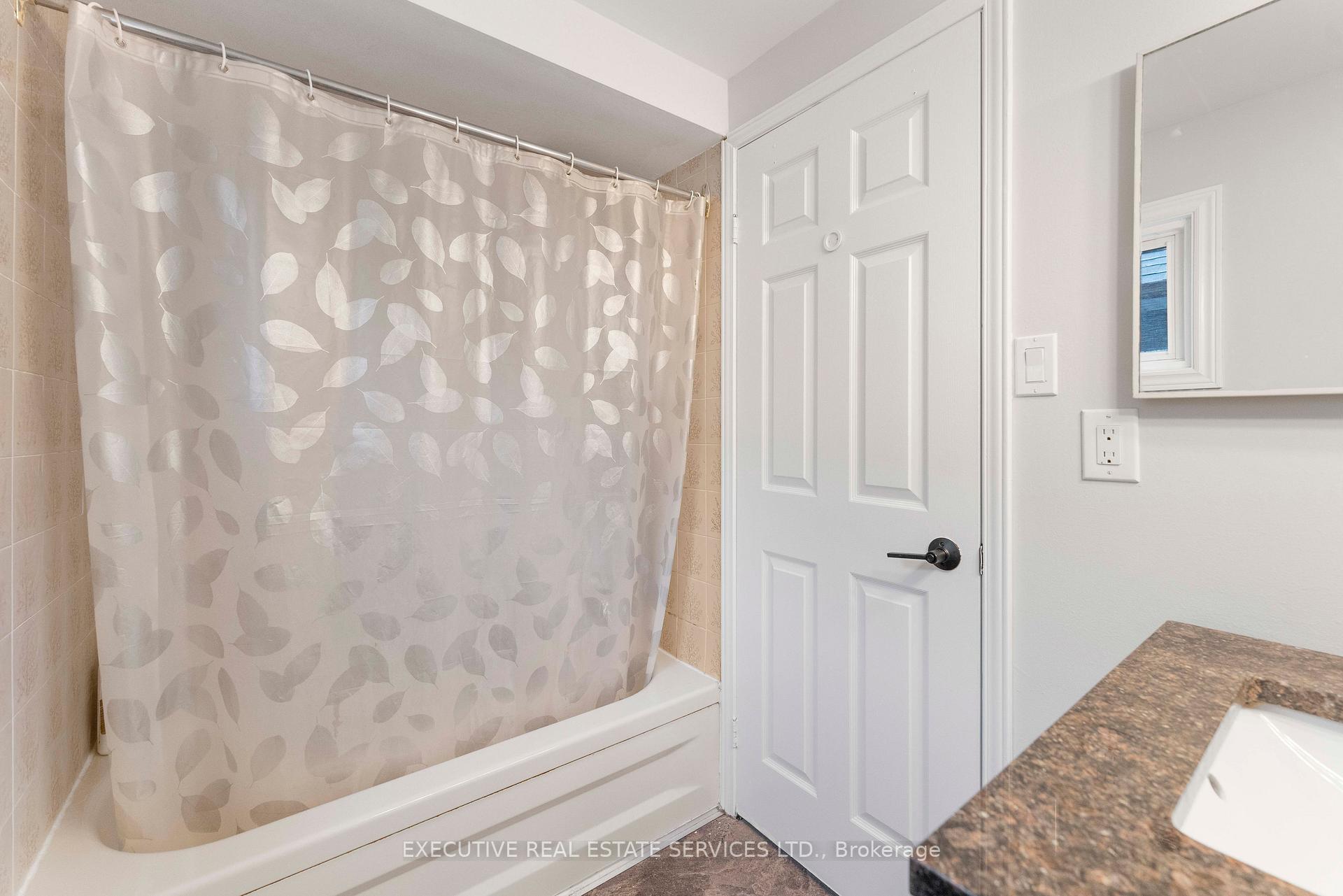 Photo 16 of 21 Garden Avenue, Brampton, Brampton West — HOMEH