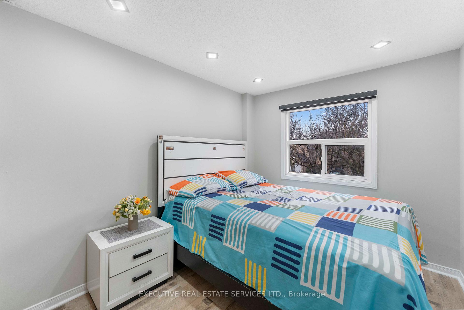 Photo 17 of 21 Garden Avenue, Brampton, Brampton West — HOMEH