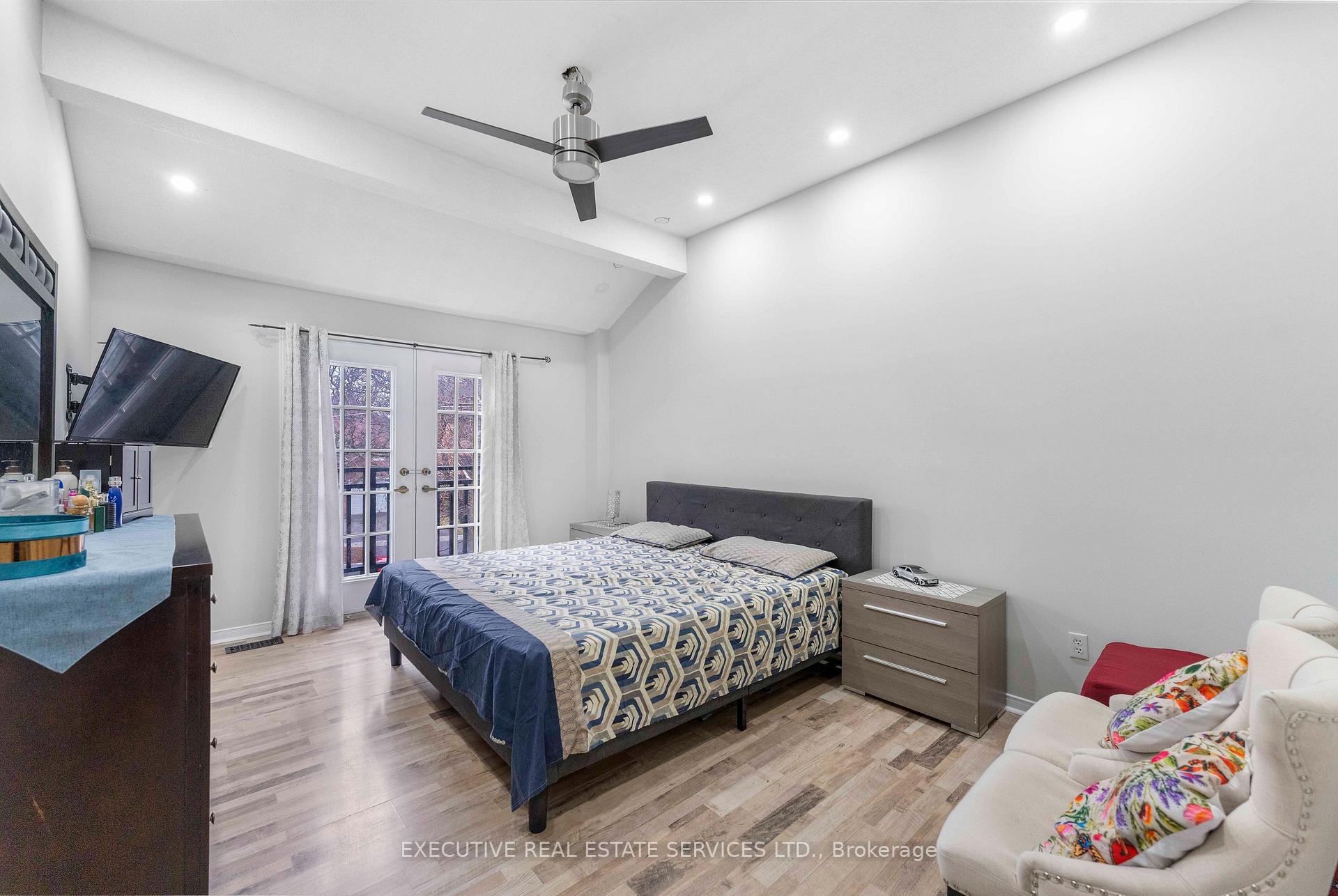 Photo 19 of 21 Garden Avenue, Brampton, Brampton West — HOMEH