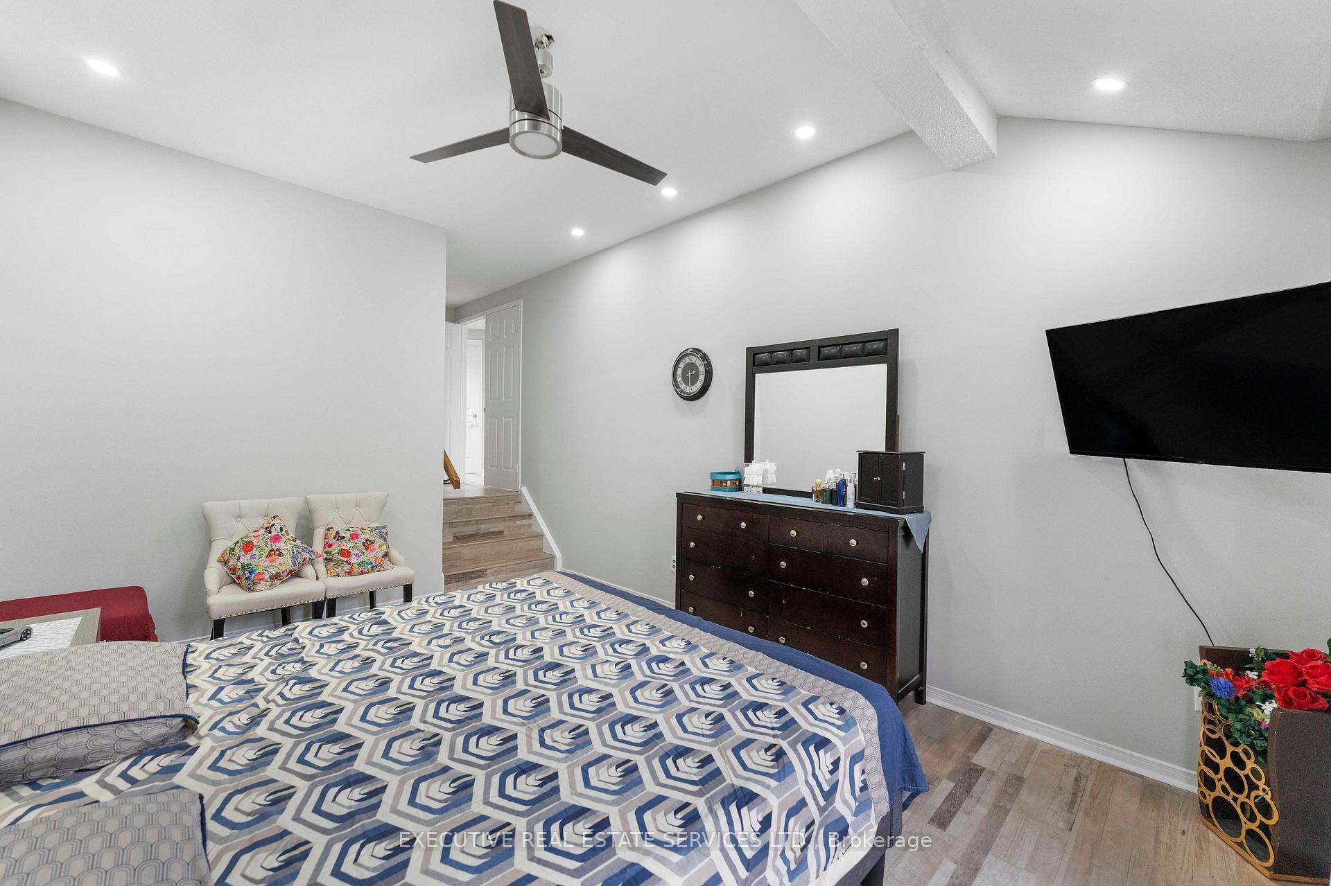 Photo 20 of 21 Garden Avenue, Brampton, Brampton West — HOMEH