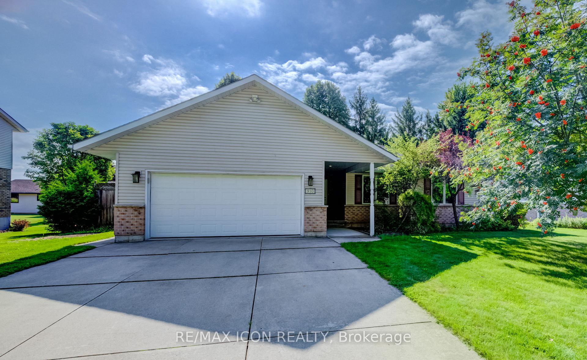 Photo 2 of 910 Walton Avenue N, North Perth, Listowel — HOMEH