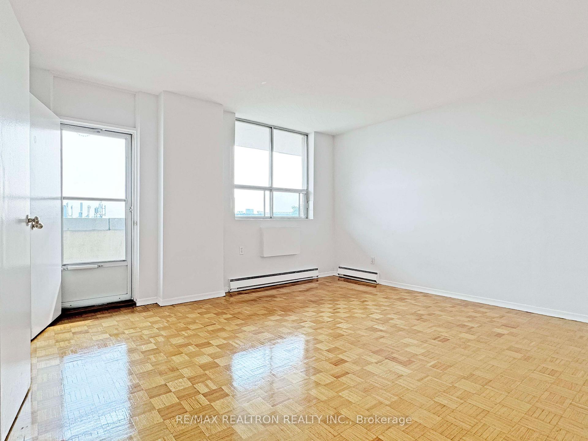 Photo 4 of Unit 900, 525 Eglinton Avenue E, Toronto, Mount Pleasant East — HOMEH