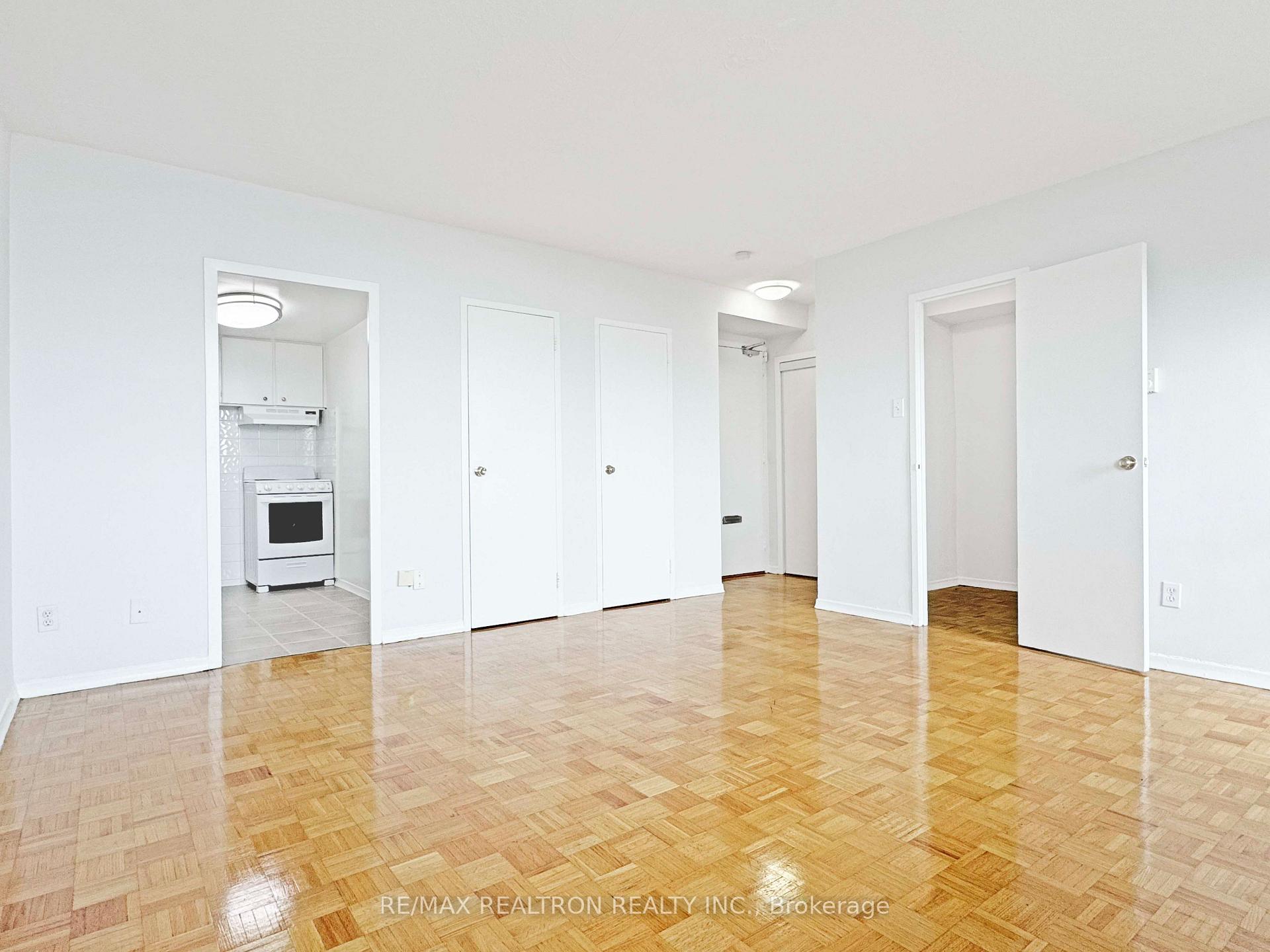 Photo 6 of Unit 900, 525 Eglinton Avenue E, Toronto, Mount Pleasant East — HOMEH