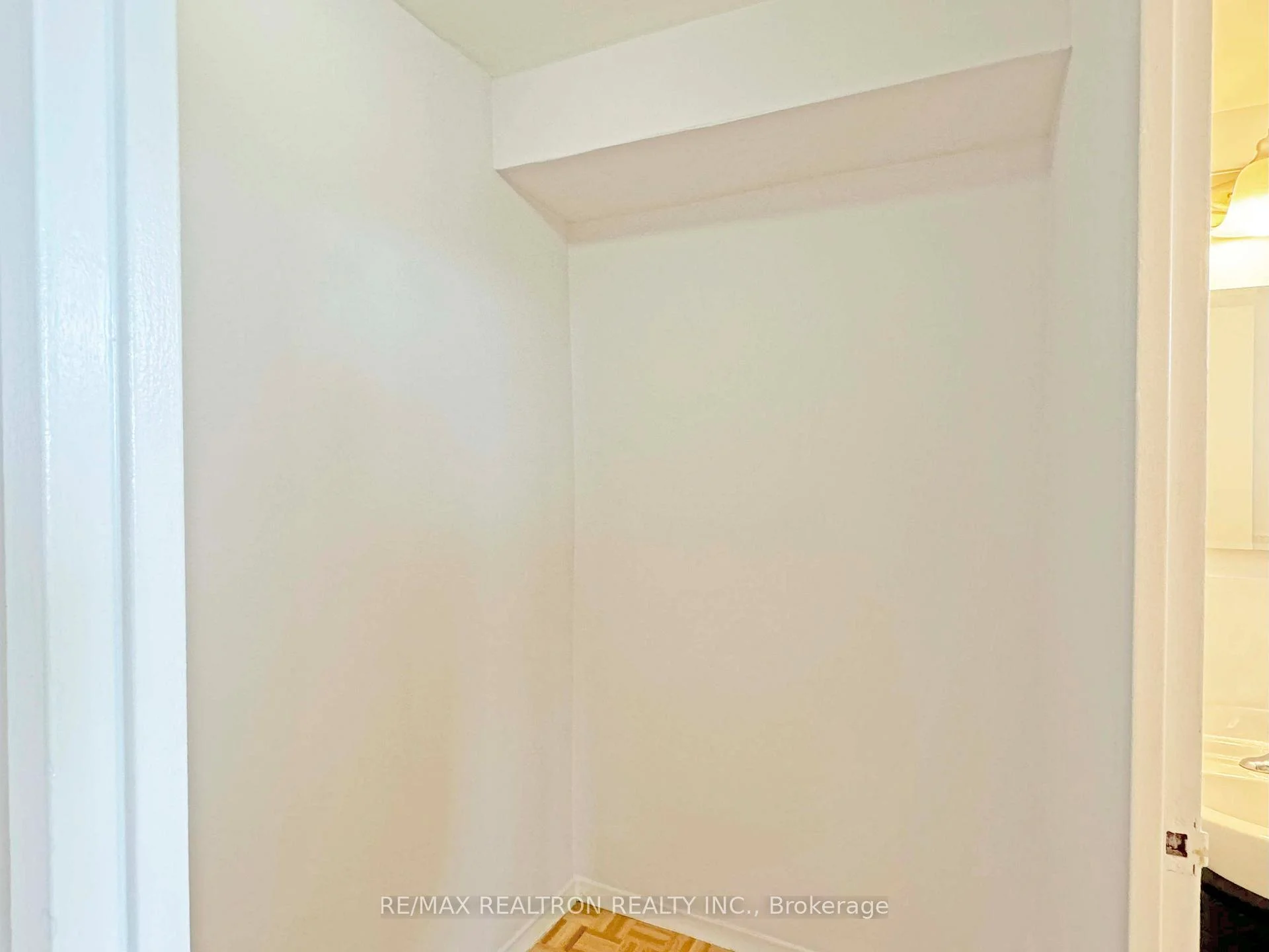 Photo 3 of Unit 900, 525 Eglinton Avenue E, Toronto, Mount Pleasant East — HOMEH