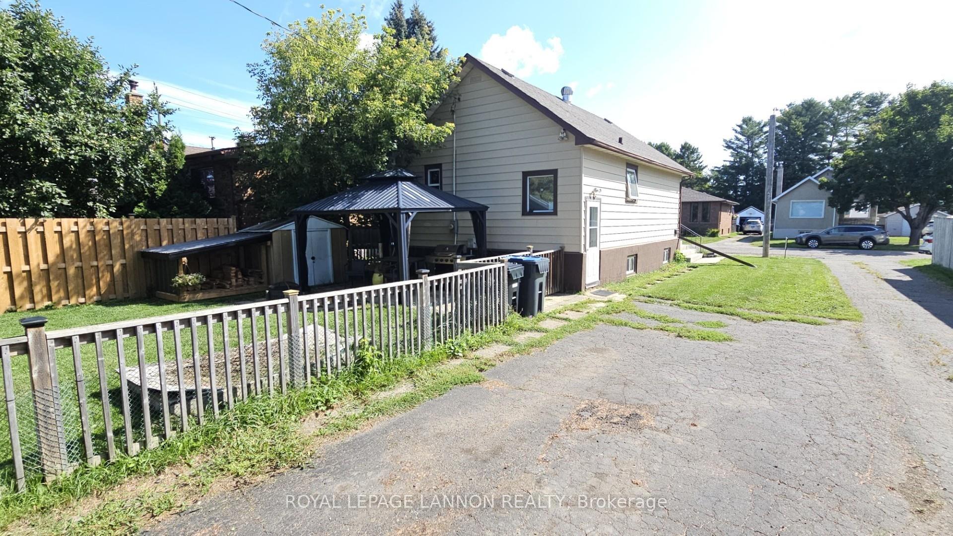 Photo 38 of 1121 Centre Avenue, Thunder Bay, Westfort — HOMEH