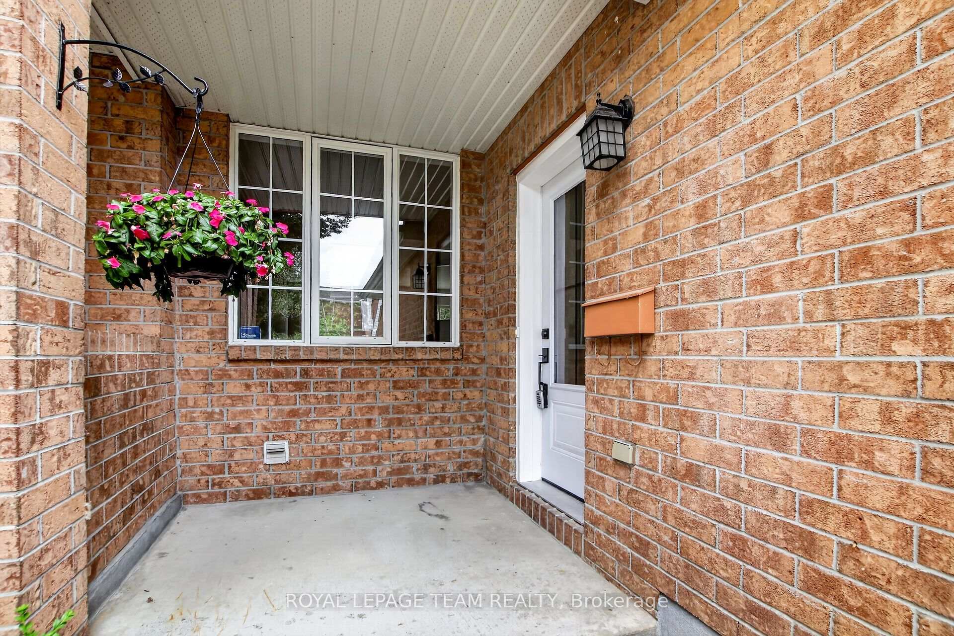 Photo 5 of 28 Cohen Avenue, Ottawa, Kanata - Katimavik — HOMEH