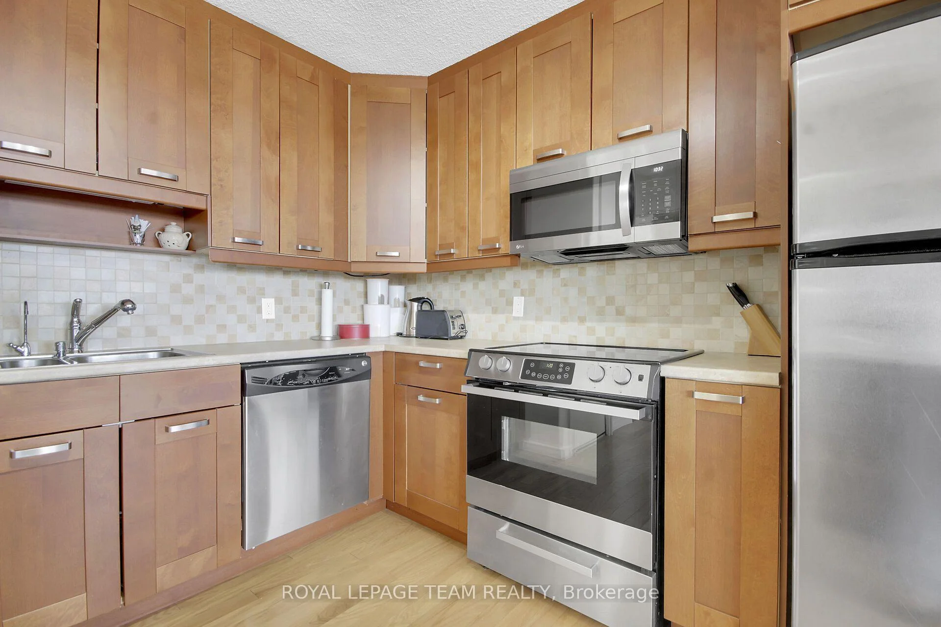 Photo 6 of 28 Cohen Avenue, Ottawa, Kanata - Katimavik — HOMEH