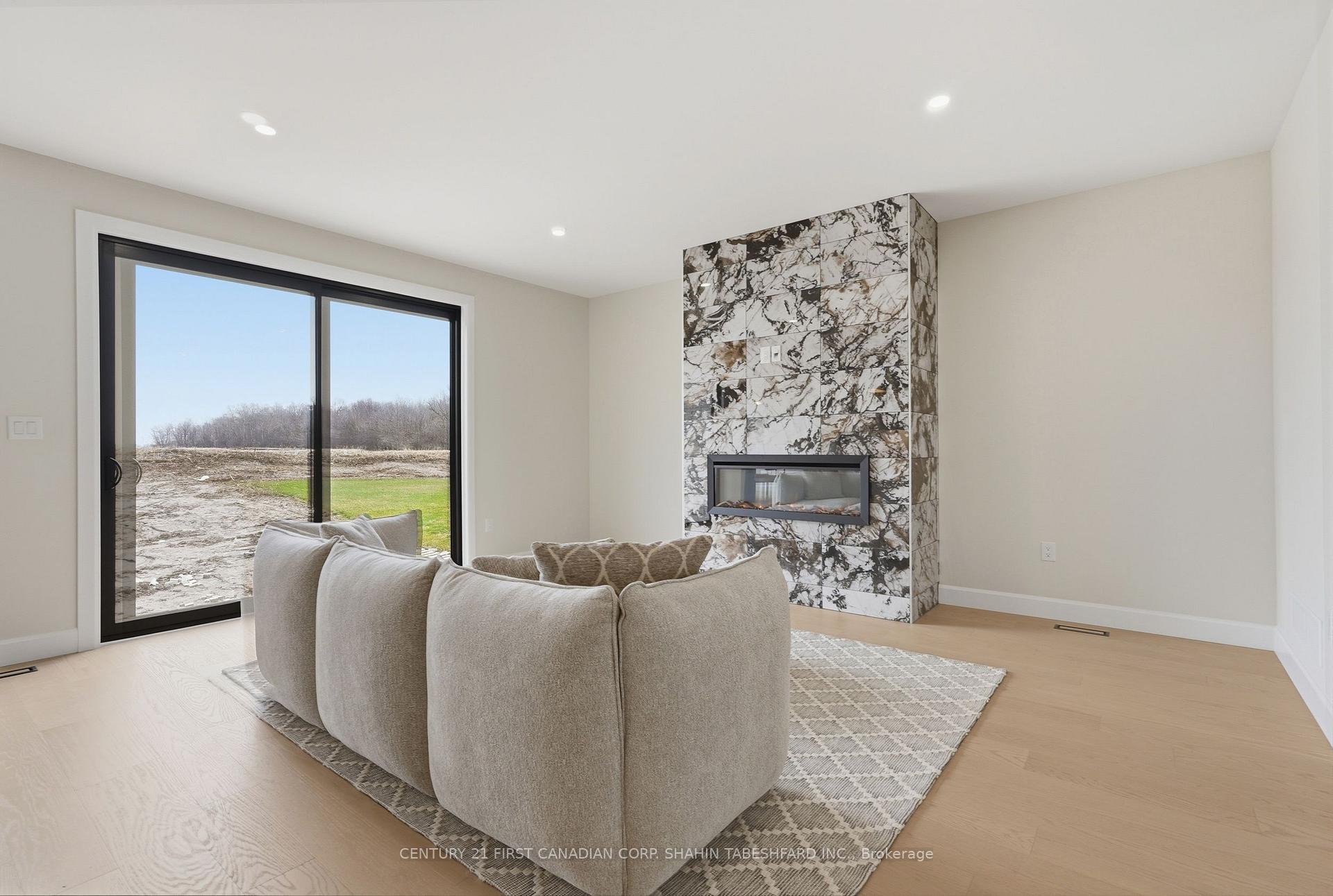 Photo 7 of 2302 Darwin Crescent, London, South V — HOMEH