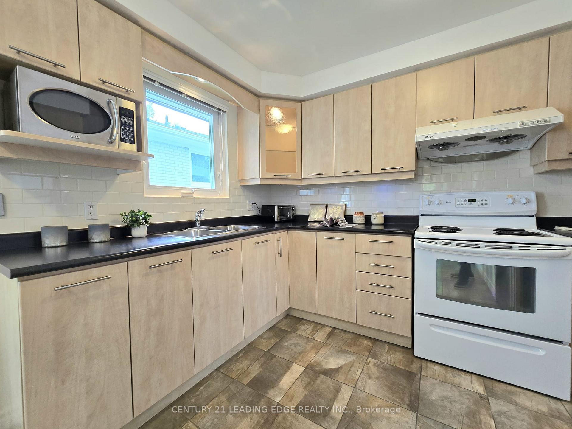 Photo 16 of 46 Adamede Crescent, North York, Bayview Woods-Steeles — HOMEH