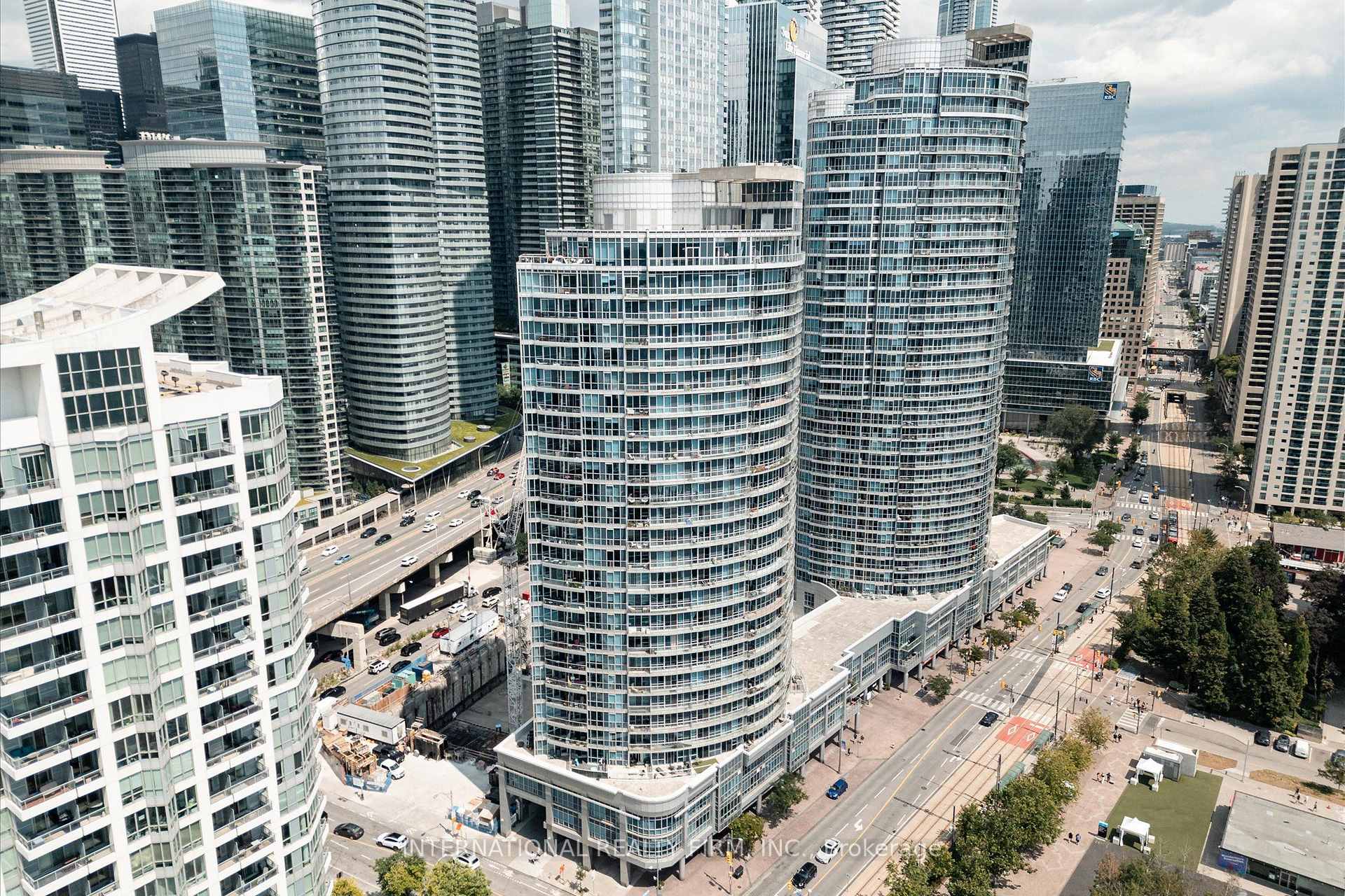 Photo 5 of Unit Ph4, 218 Queens Quay W, Toronto, Waterfront Communities — HOMEH