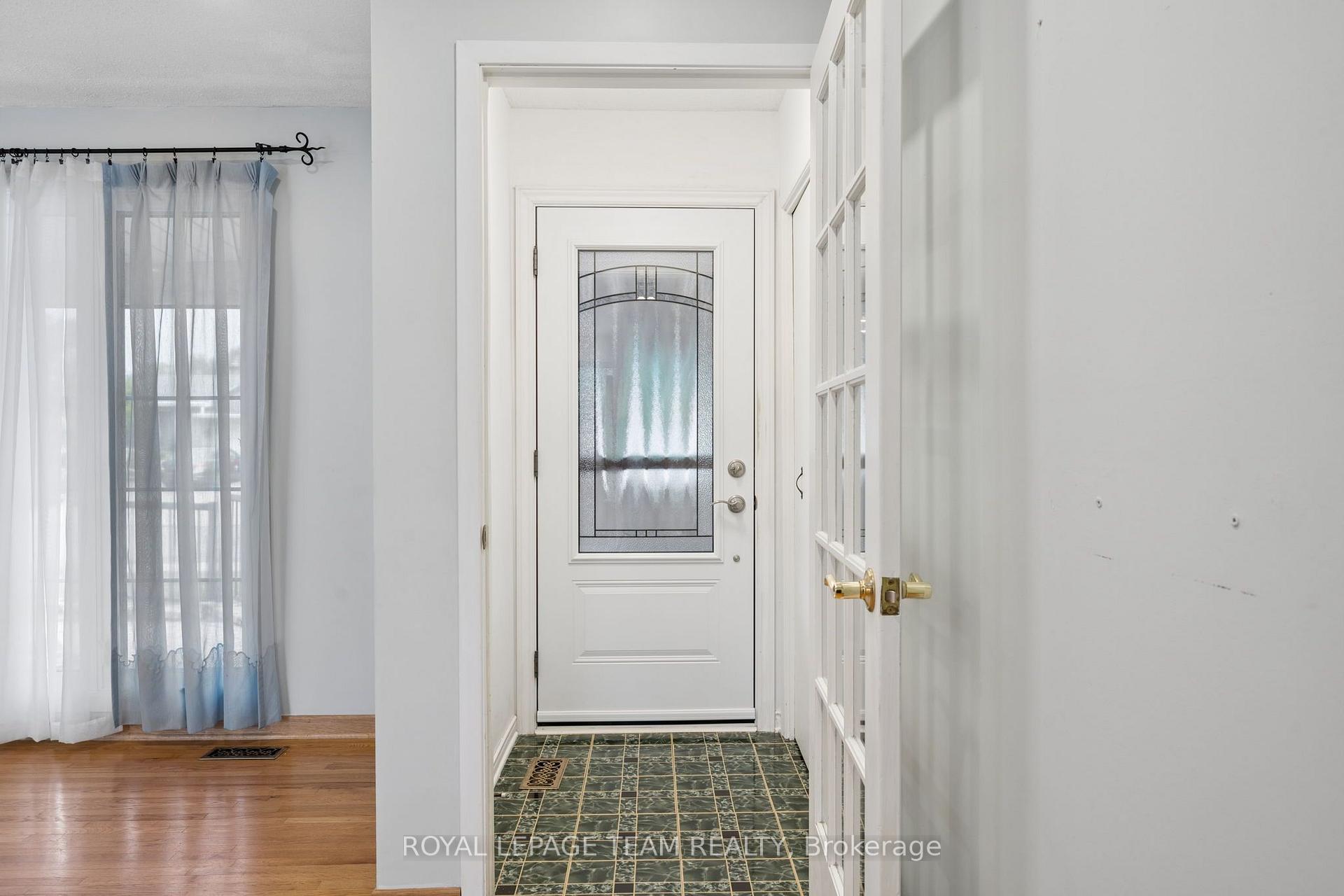 Photo 3 of 22 Redpine Drive, Ottawa, Borden Farm/Stewart Farm/Carleton Heights/Parkwood Hills — HOMEH