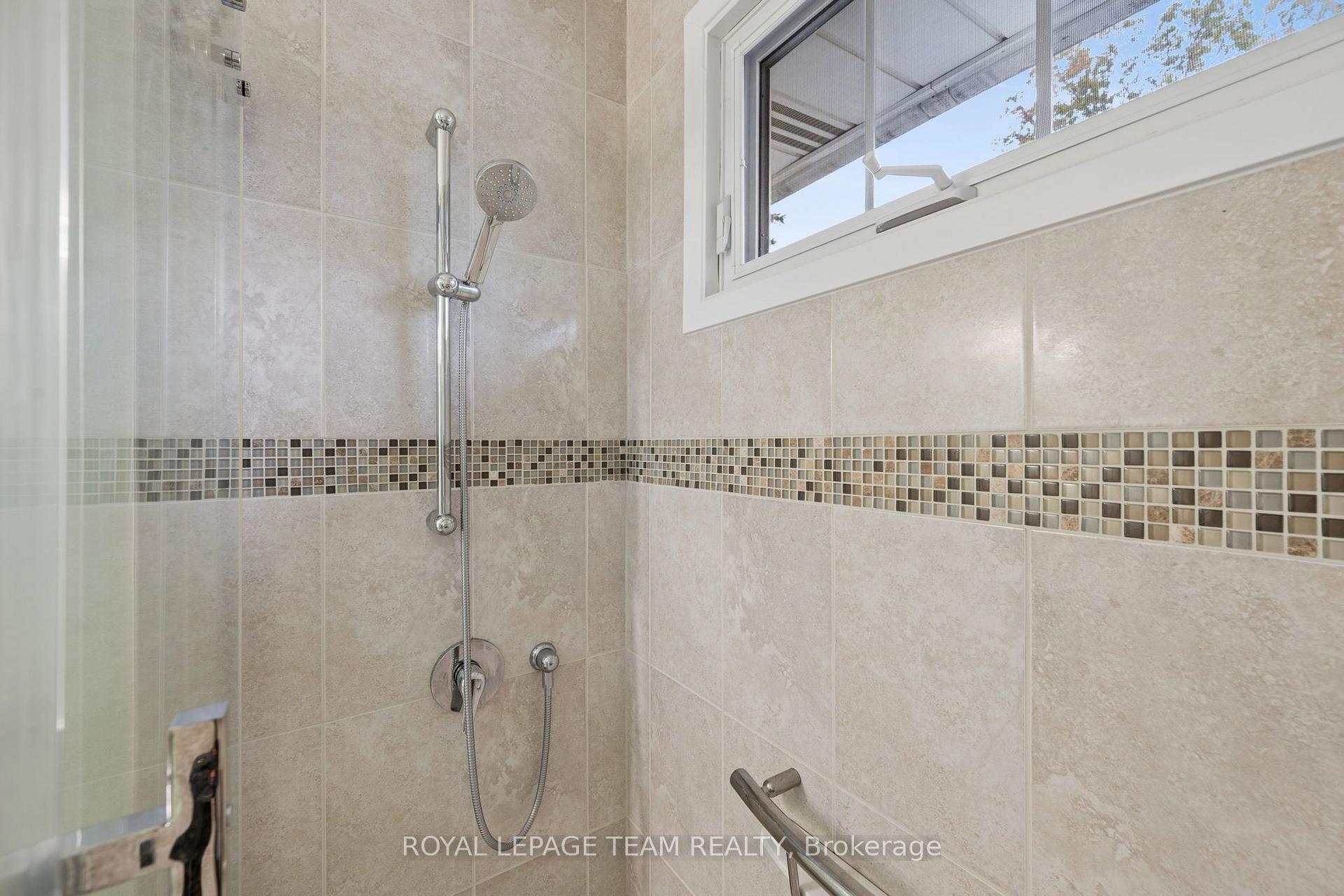 Photo 12 of 22 Redpine Drive, Ottawa, Borden Farm/Stewart Farm/Carleton Heights/Parkwood Hills — HOMEH