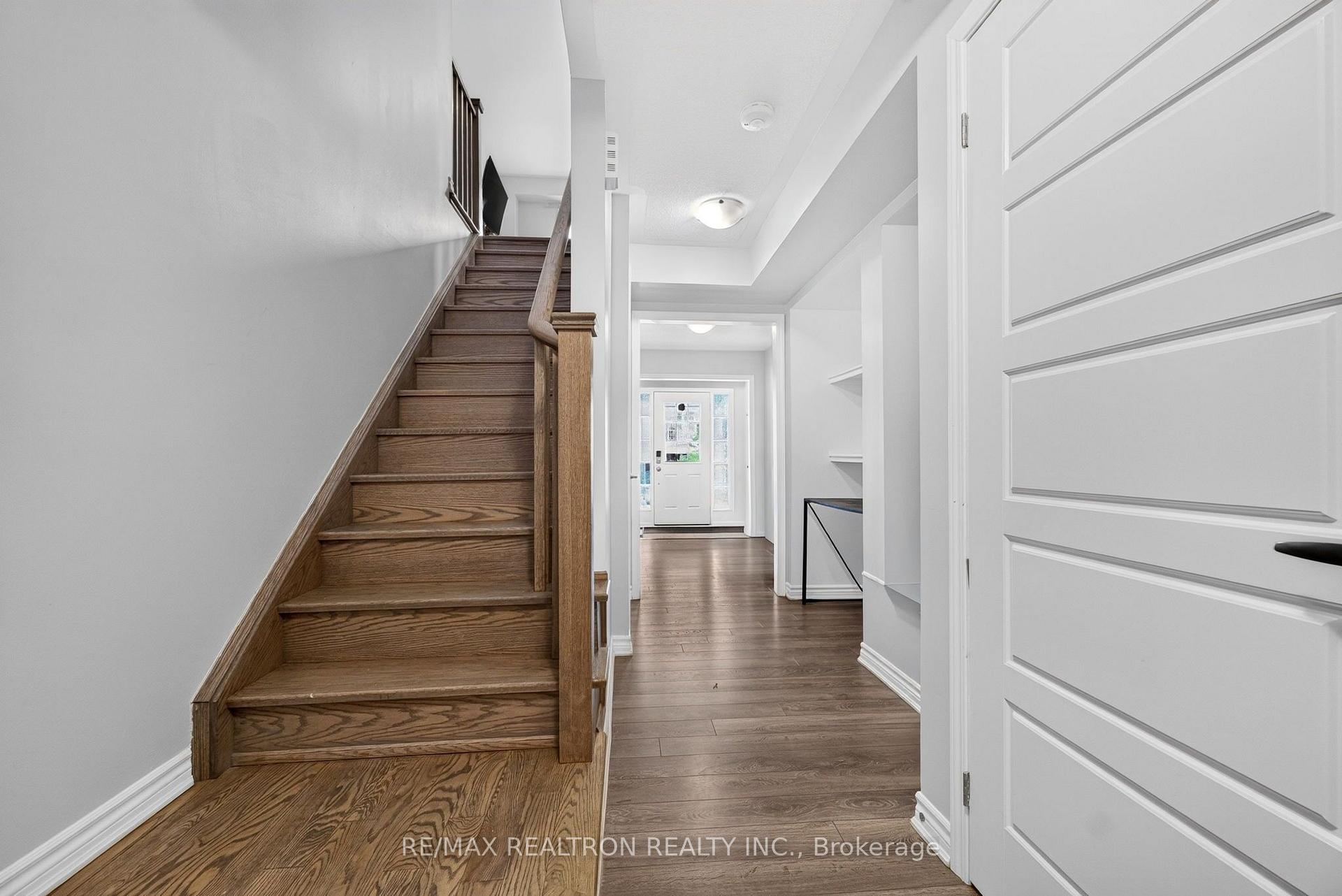 Photo 5 of 1096 Silk Street, Pickering, Rural Pickering — HOMEH