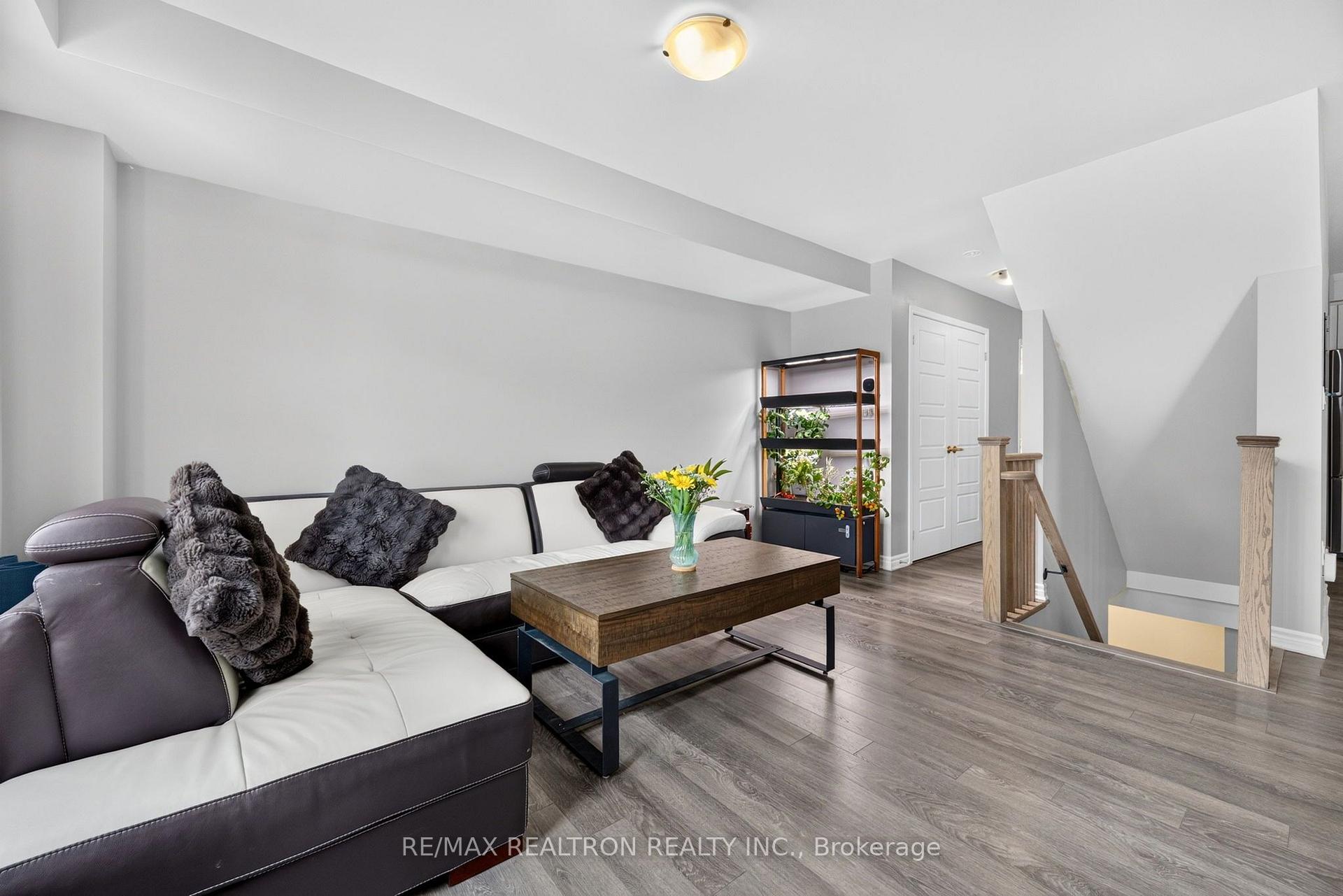 Photo 10 of 1096 Silk Street, Pickering, Rural Pickering — HOMEH