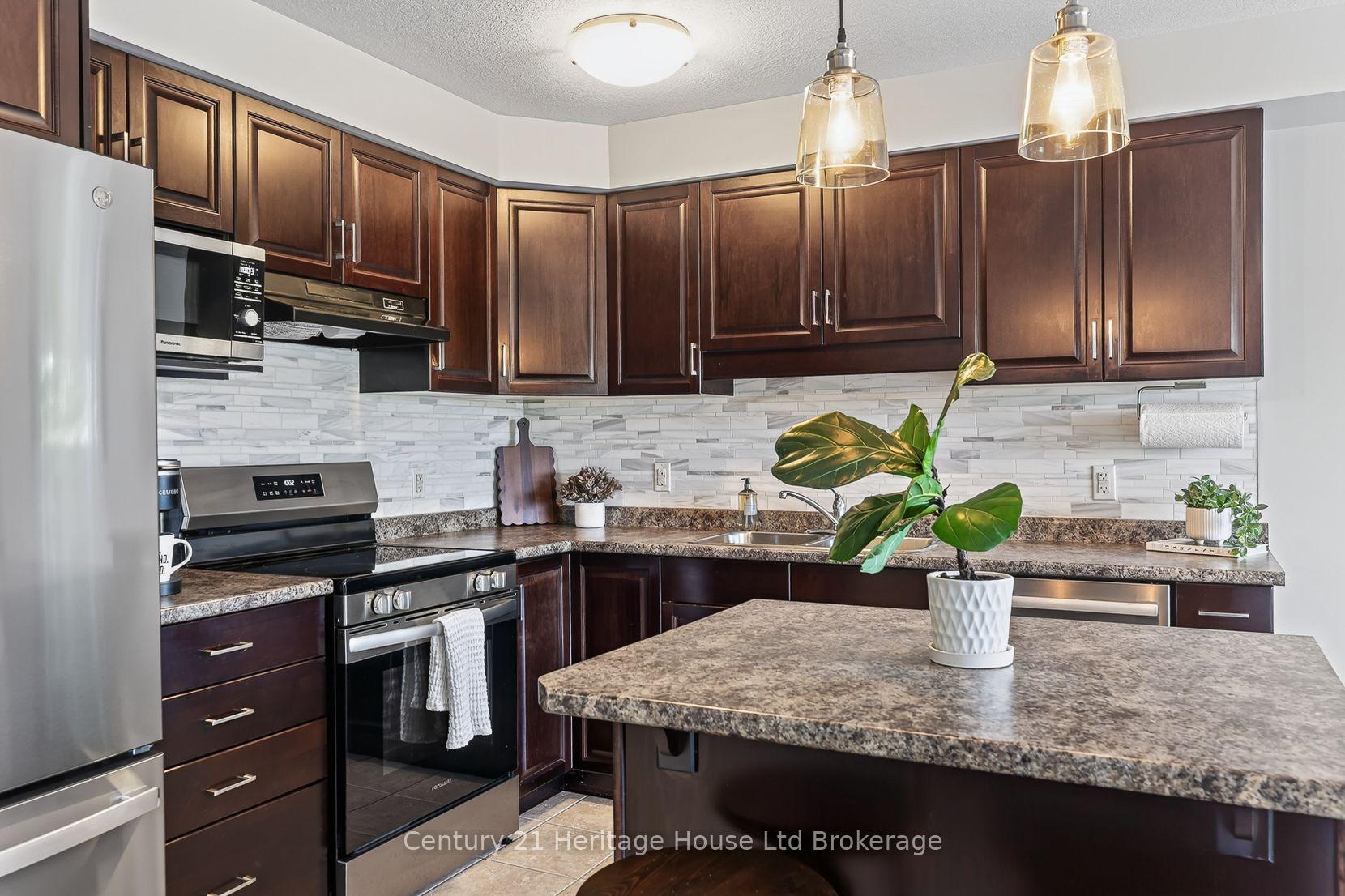 Photo 13 of 783 Frontenac Crescent, Woodstock, Woodstock - South — HOMEH