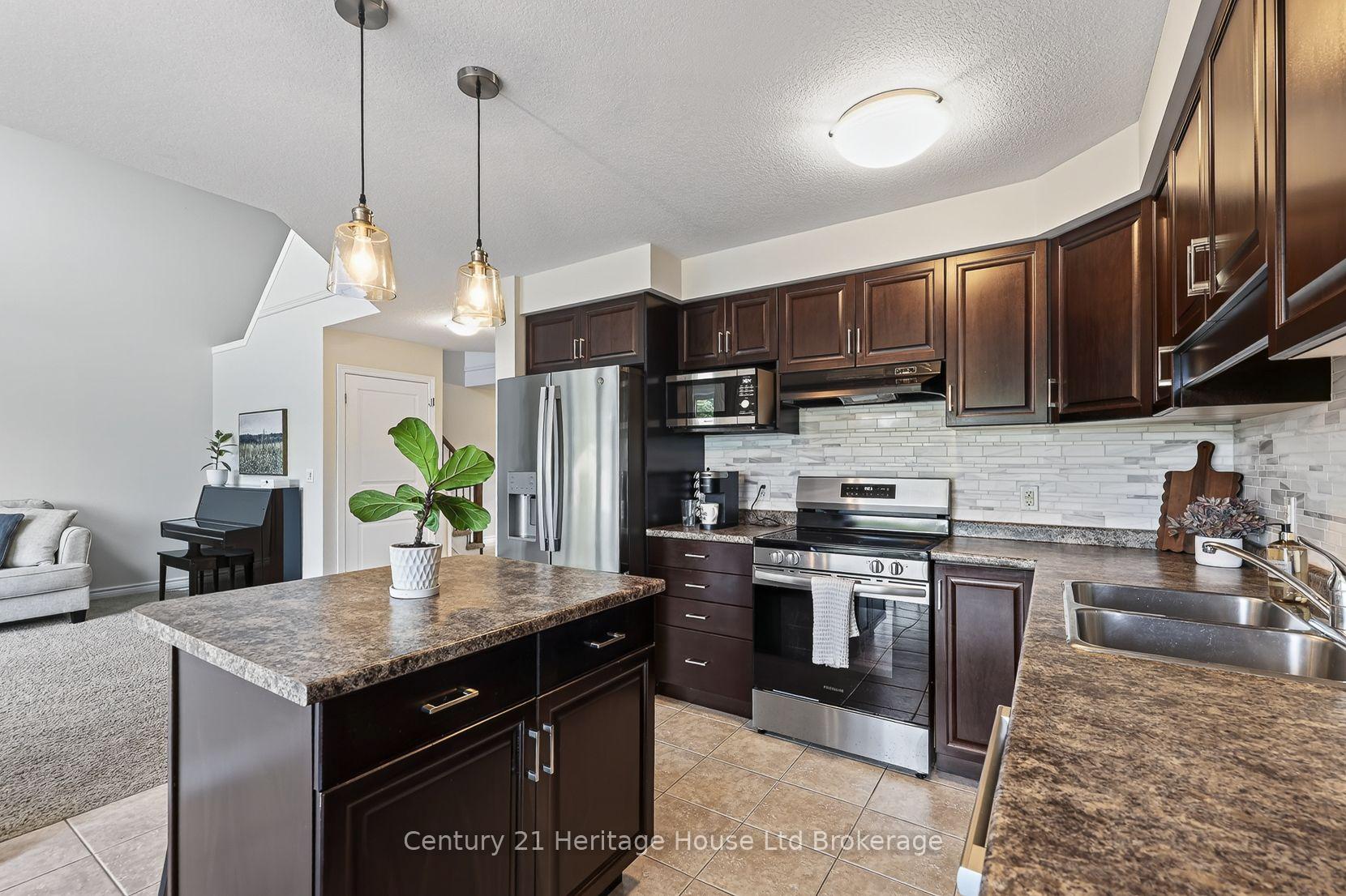 Photo 15 of 783 Frontenac Crescent, Woodstock, Woodstock - South — HOMEH