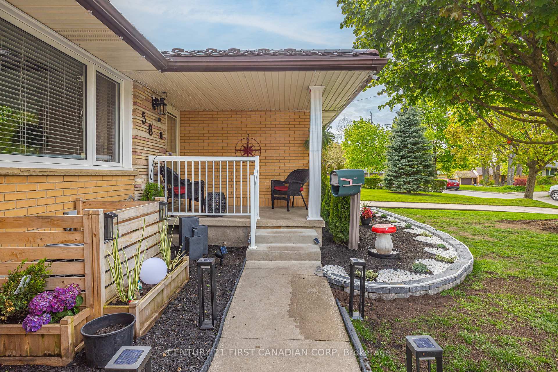 Photo 4 of 58 Centre Crescent N, London, South D — HOMEH