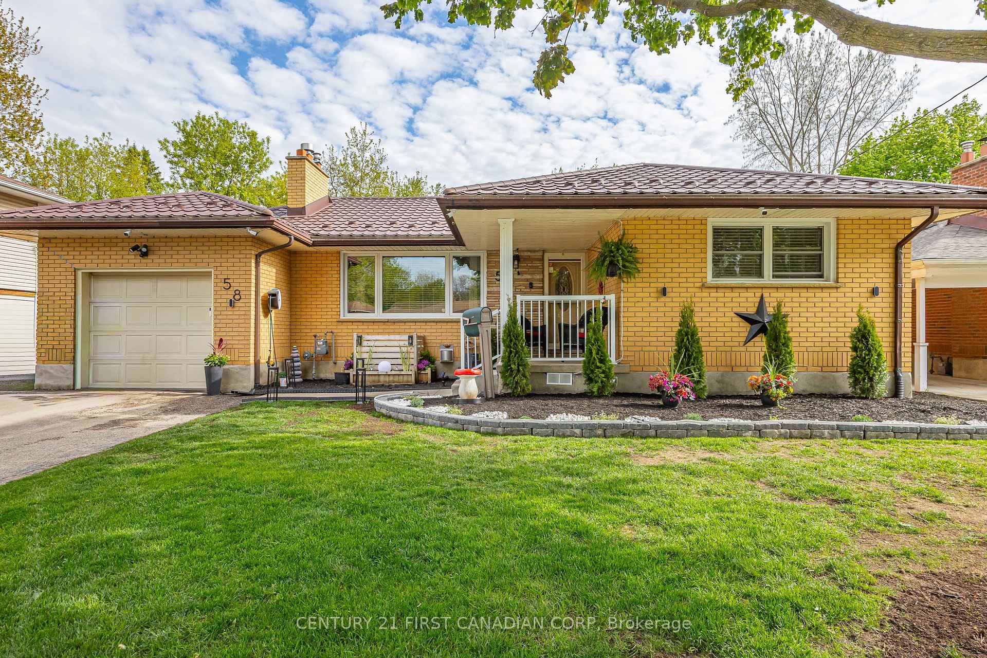 Photo 5 of 58 Centre Crescent N, London, South D — HOMEH