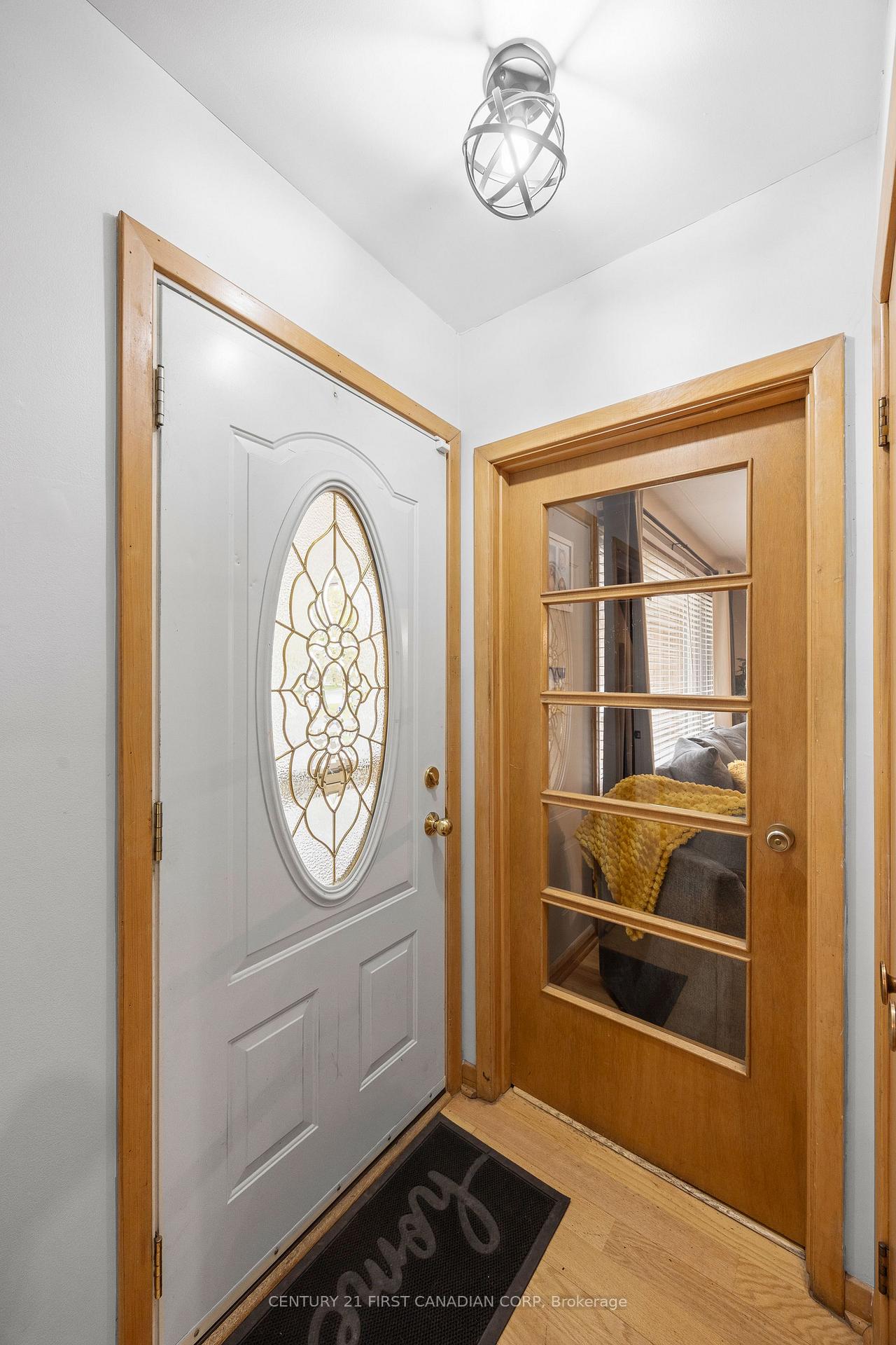 Photo 8 of 58 Centre Crescent N, London, South D — HOMEH
