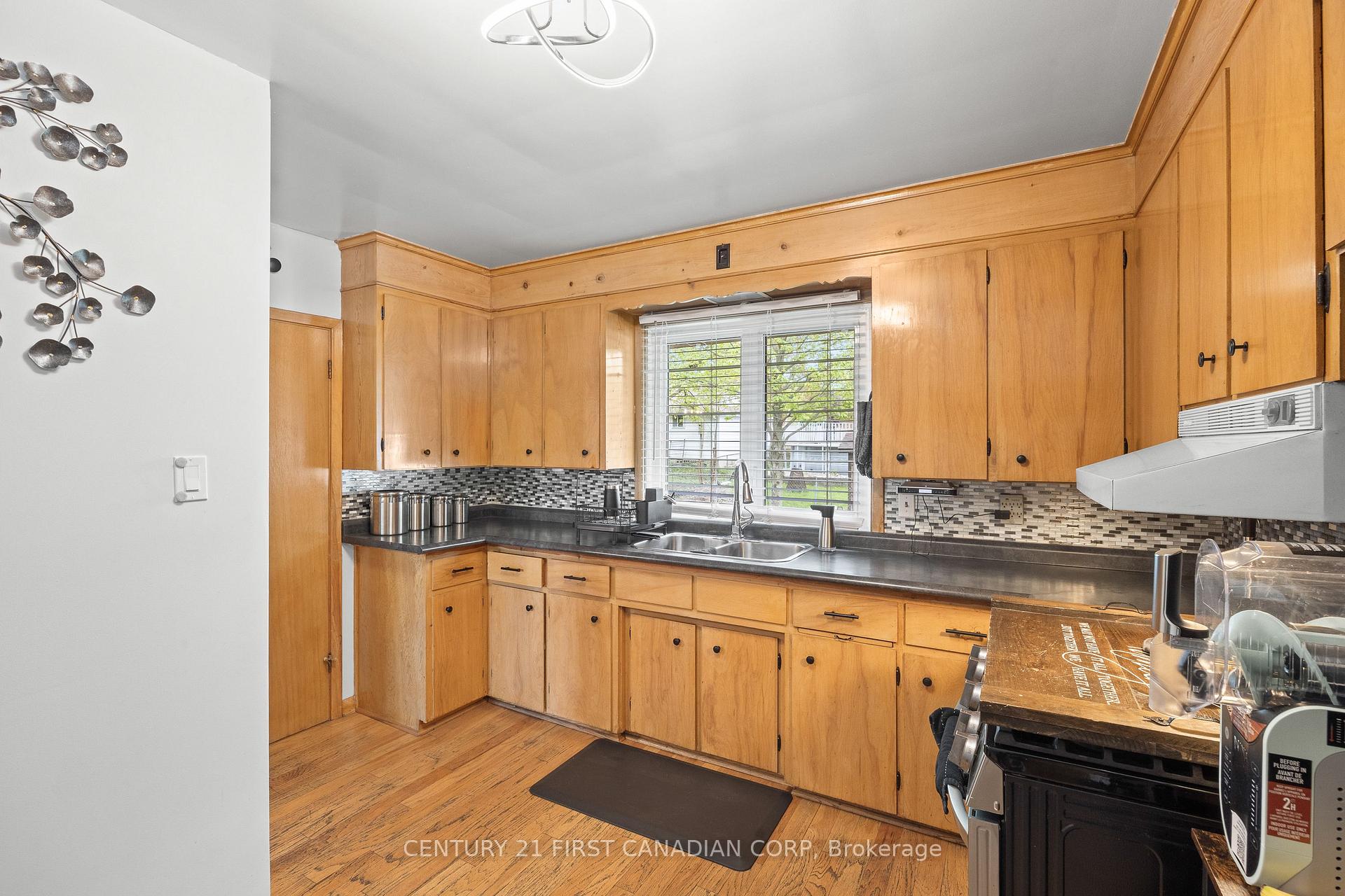 Photo 11 of 58 Centre Crescent N, London, South D — HOMEH