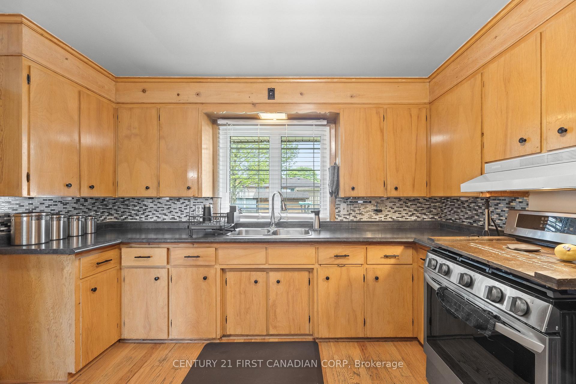 Photo 12 of 58 Centre Crescent N, London, South D — HOMEH
