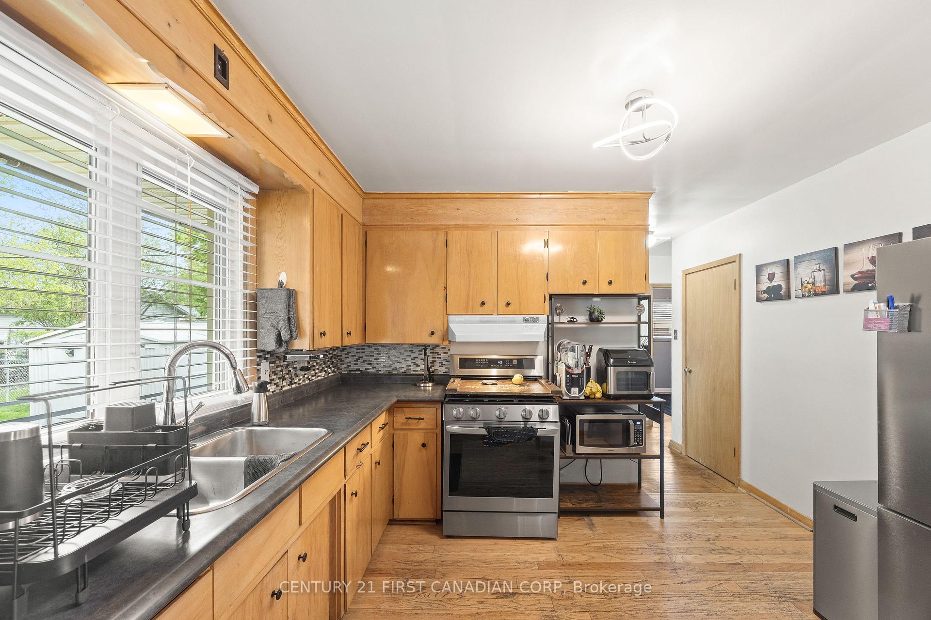 Photo 13 of 58 Centre Crescent N, London, South D — HOMEH