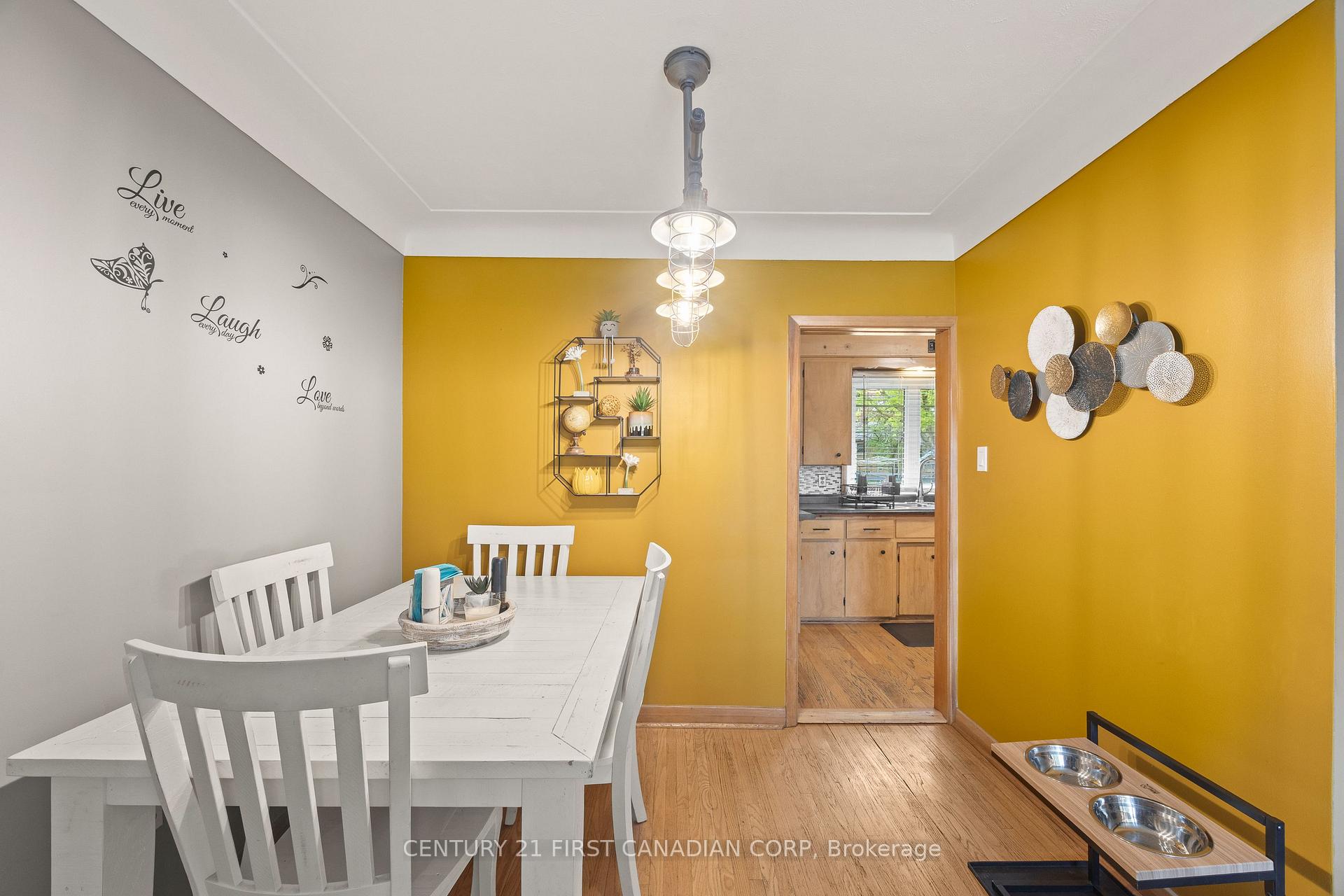Photo 14 of 58 Centre Crescent N, London, South D — HOMEH