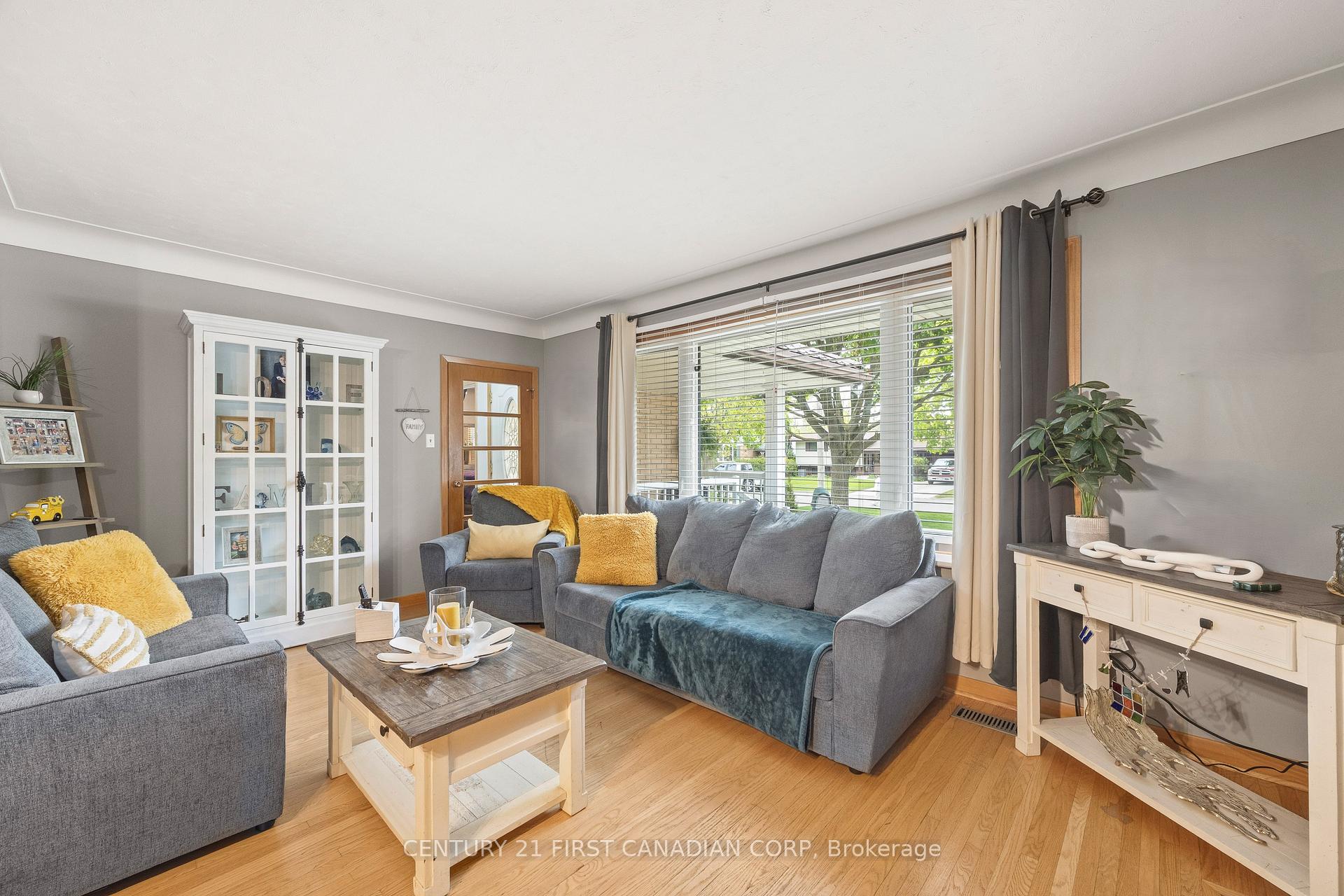 Photo 16 of 58 Centre Crescent N, London, South D — HOMEH