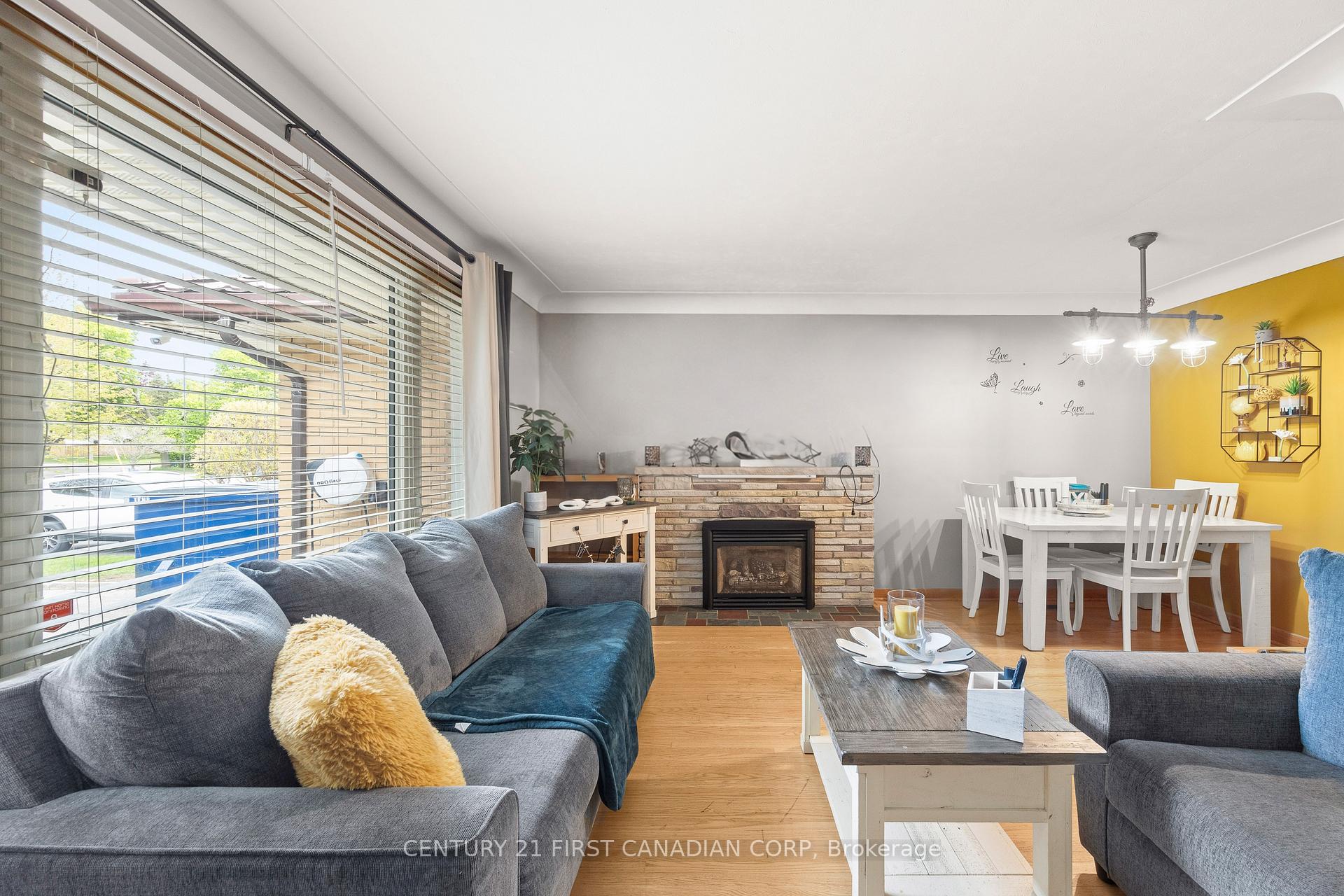 Photo 17 of 58 Centre Crescent N, London, South D — HOMEH