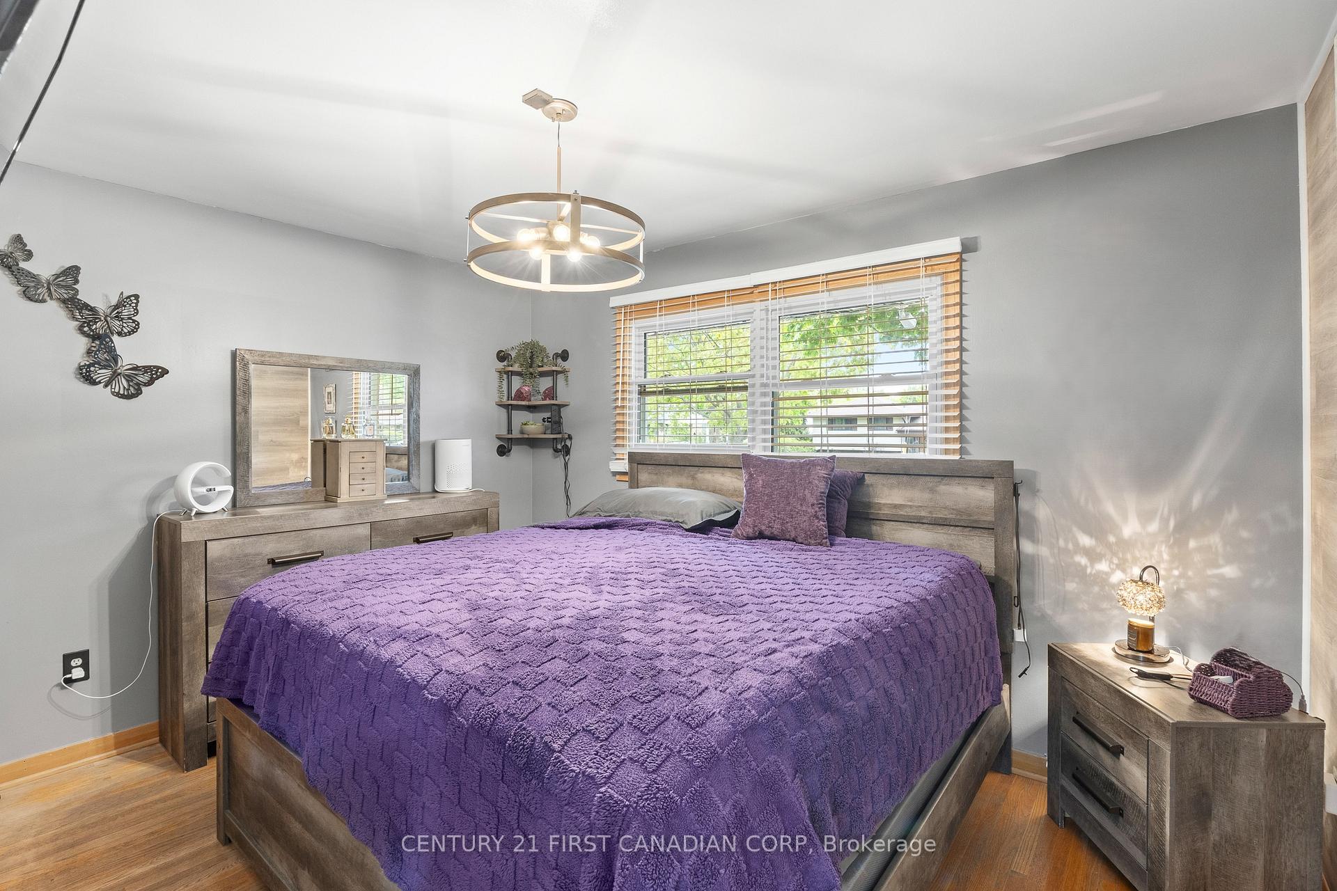 Photo 19 of 58 Centre Crescent N, London, South D — HOMEH