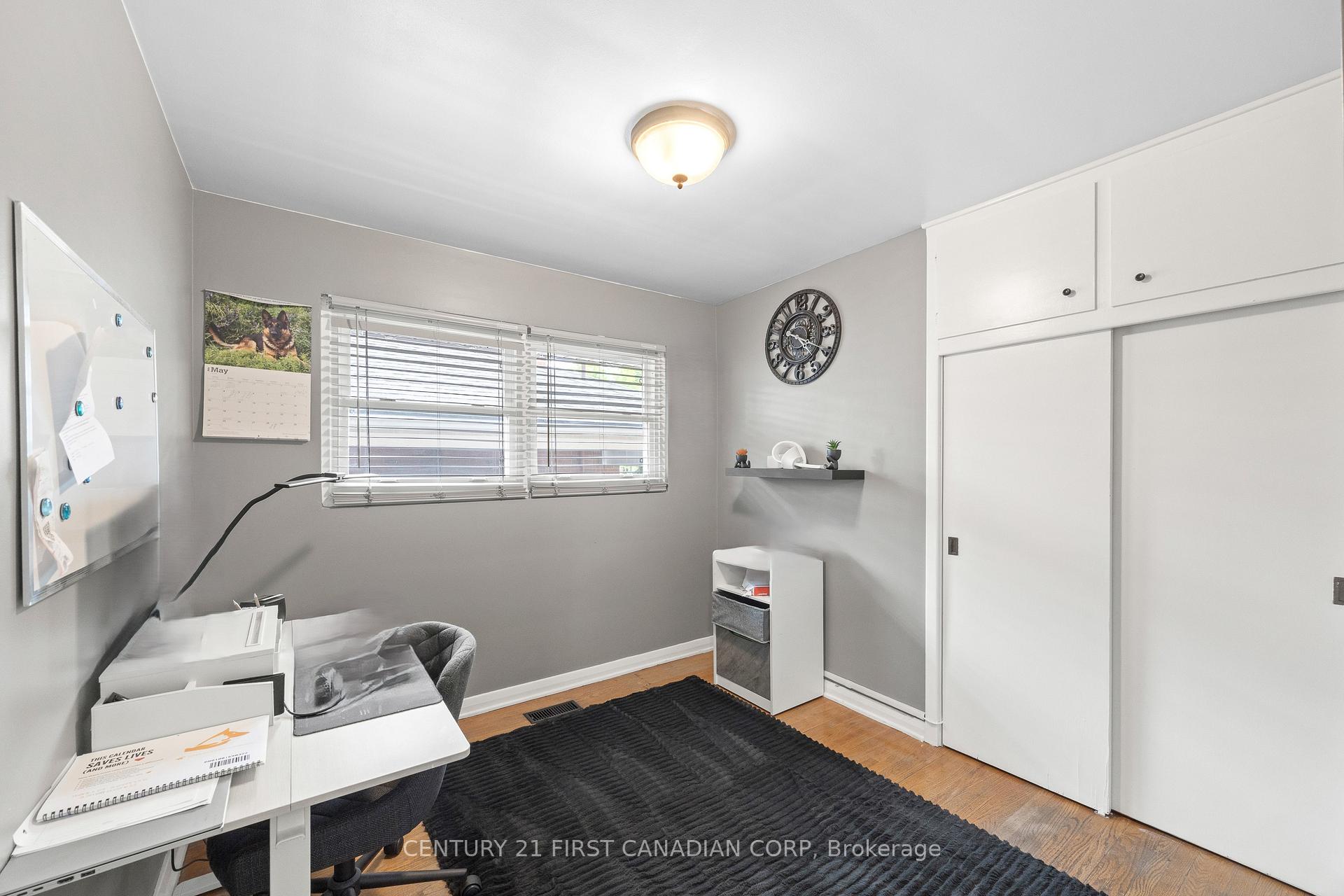 Photo 21 of 58 Centre Crescent N, London, South D — HOMEH