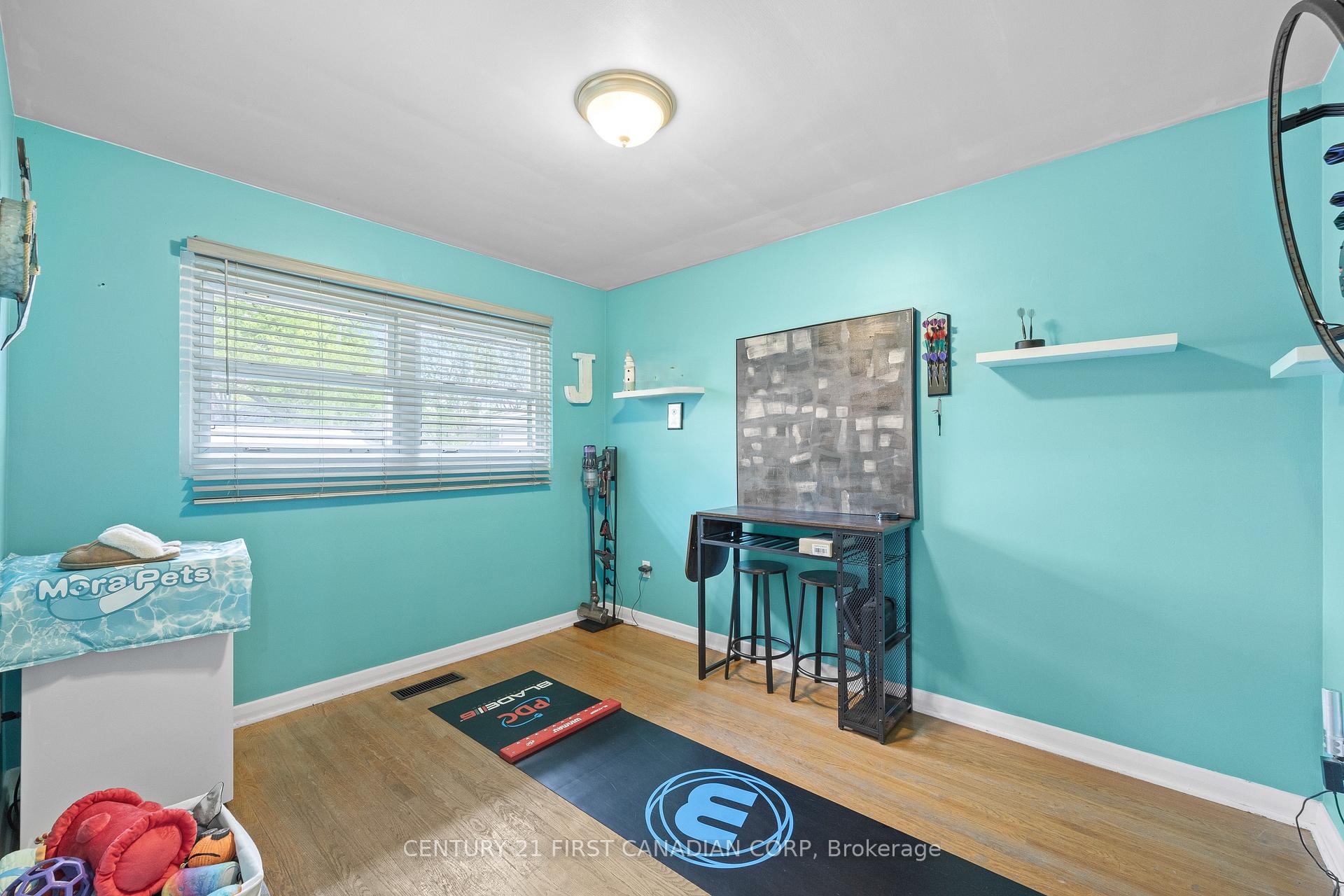 Photo 22 of 58 Centre Crescent N, London, South D — HOMEH