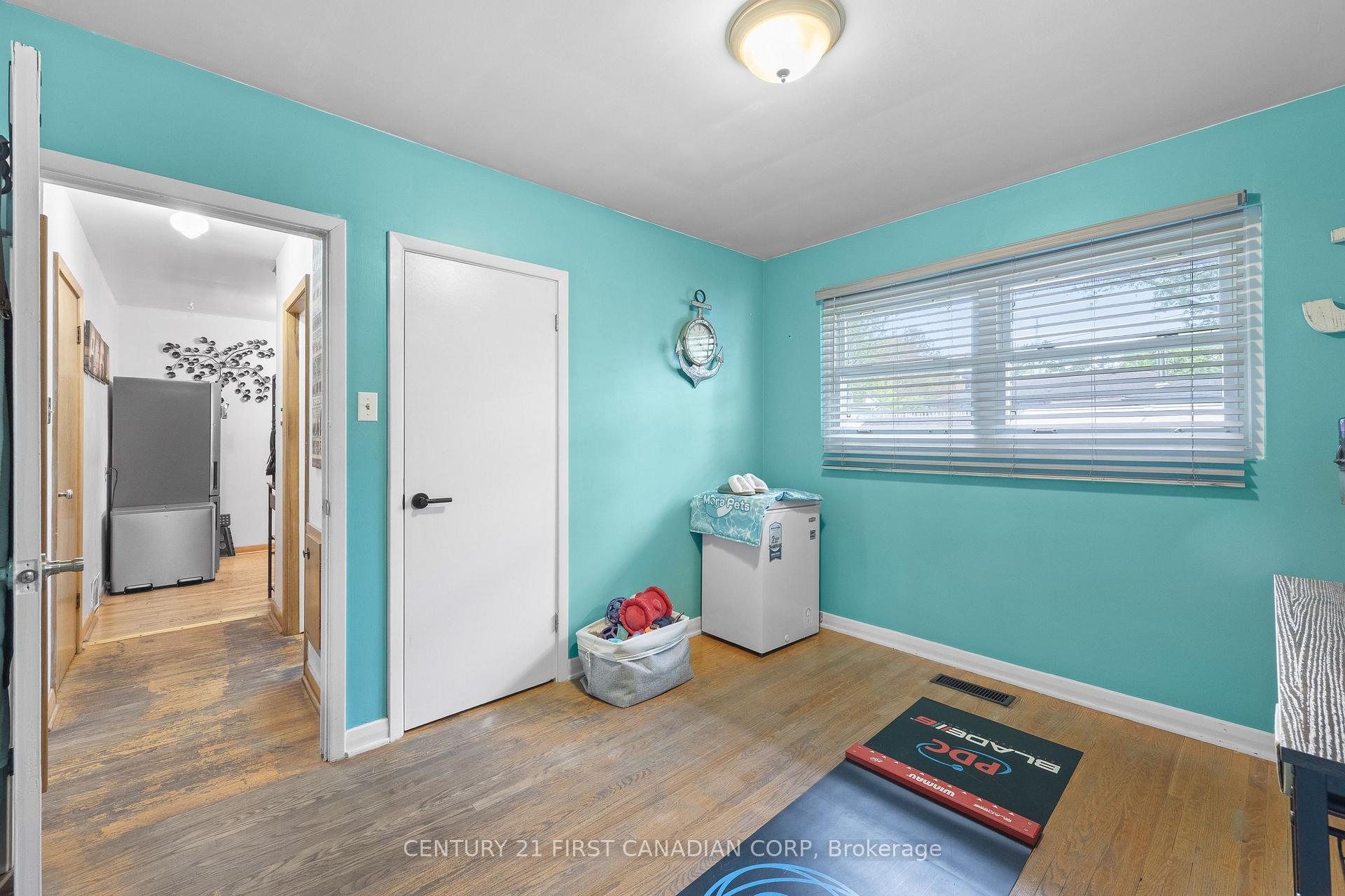 Photo 23 of 58 Centre Crescent N, London, South D — HOMEH