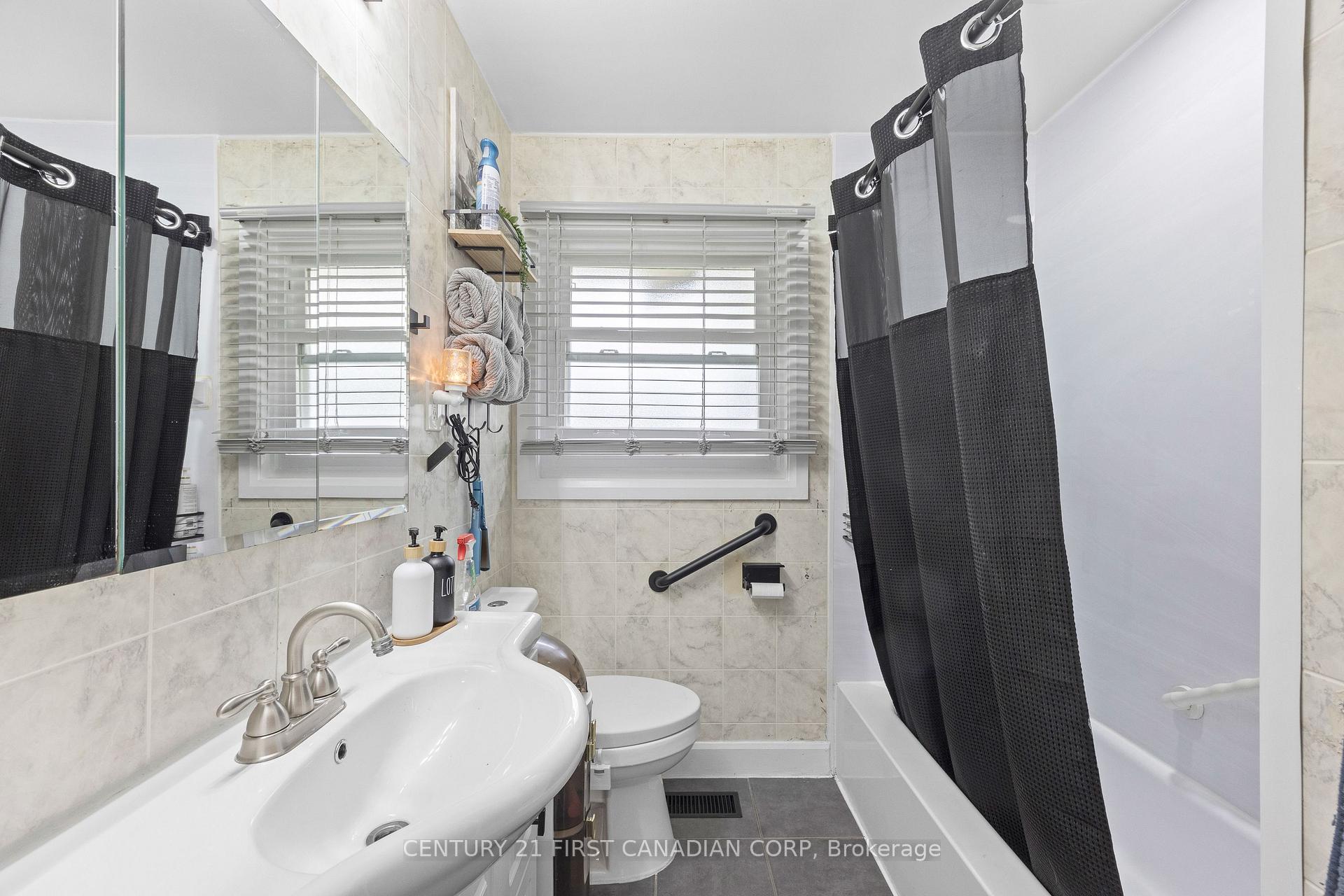 Photo 25 of 58 Centre Crescent N, London, South D — HOMEH