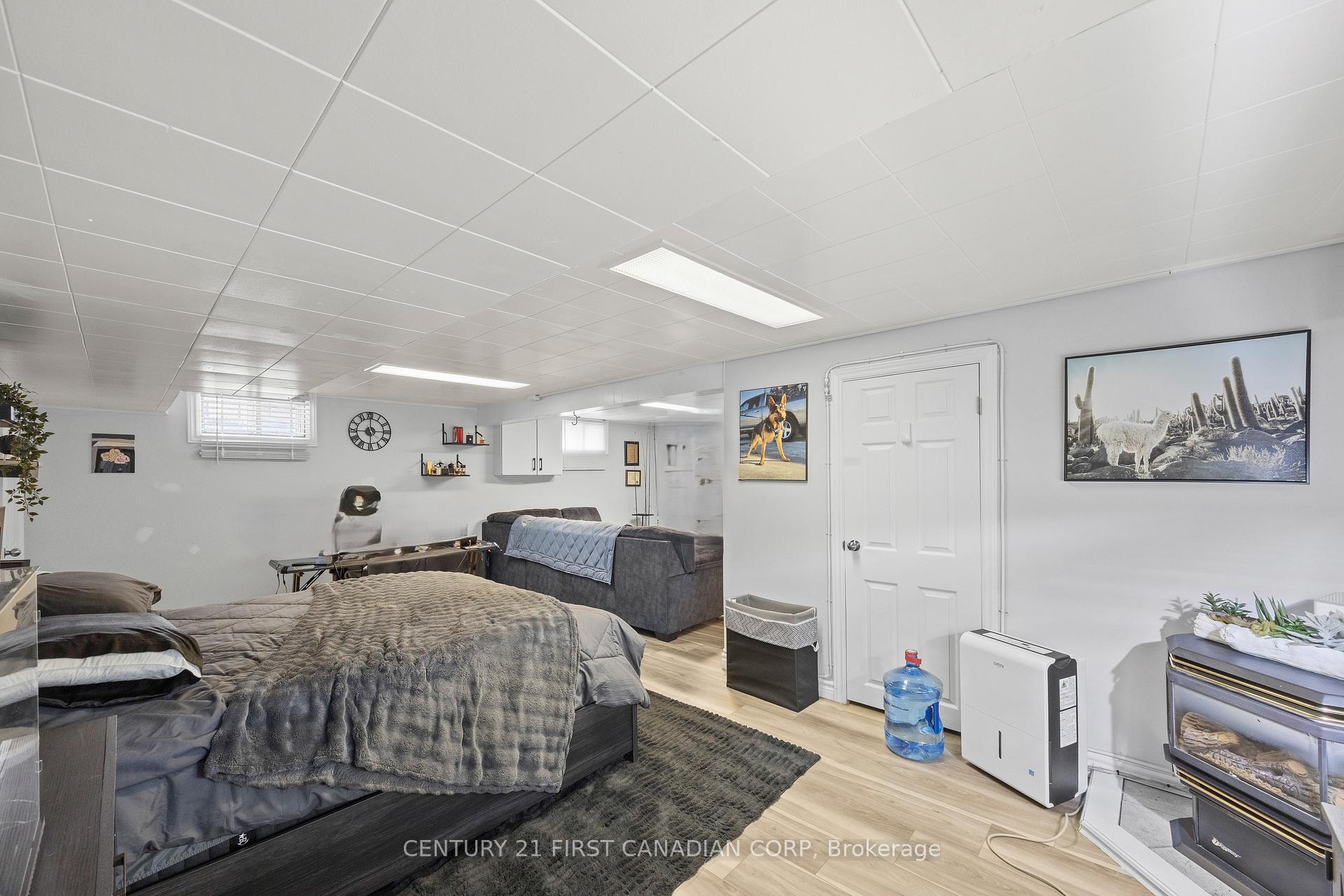 Photo 27 of 58 Centre Crescent N, London, South D — HOMEH