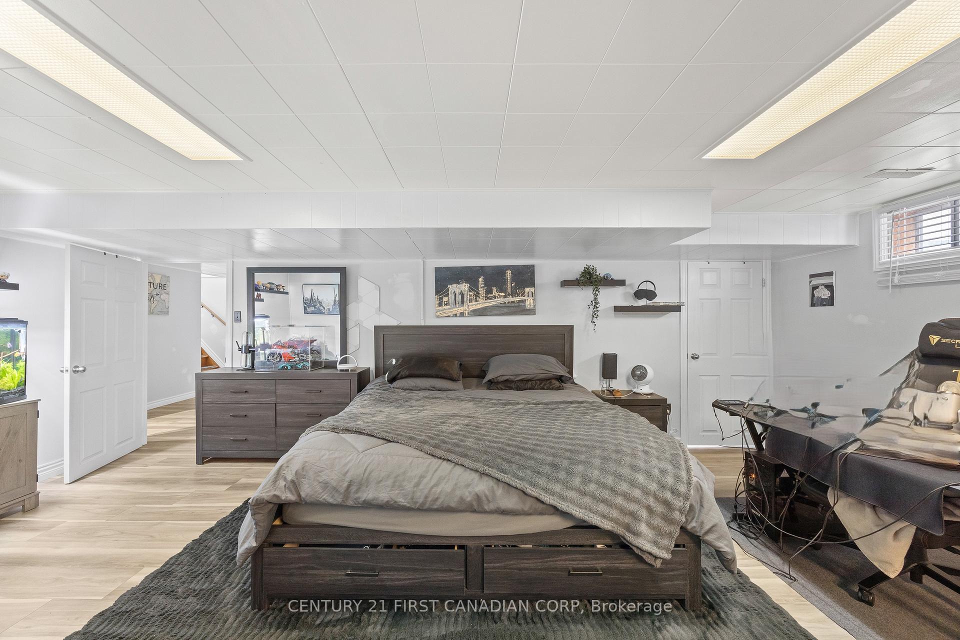 Photo 28 of 58 Centre Crescent N, London, South D — HOMEH