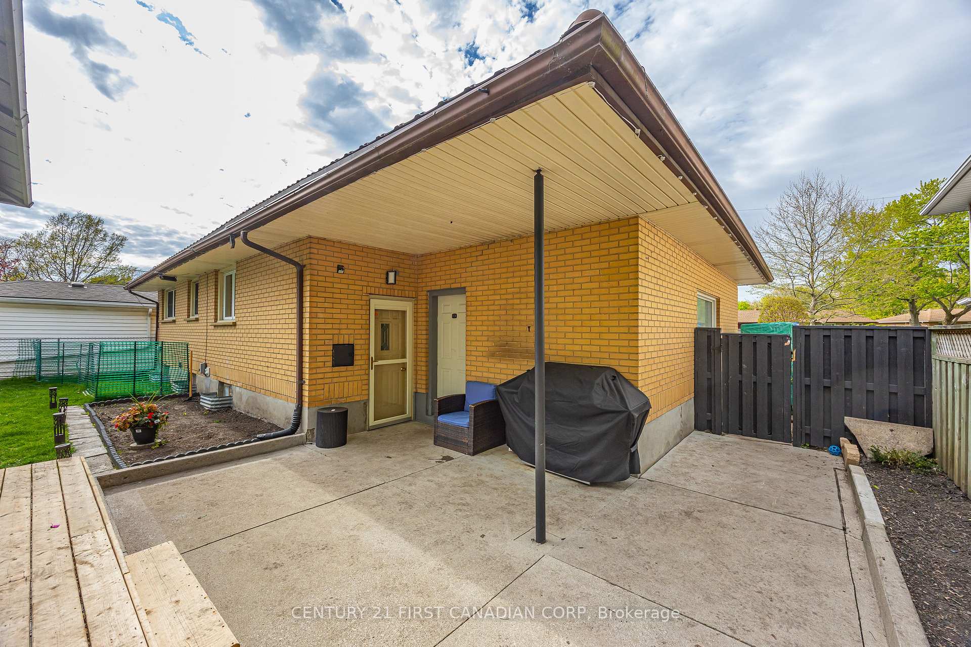Photo 31 of 58 Centre Crescent N, London, South D — HOMEH