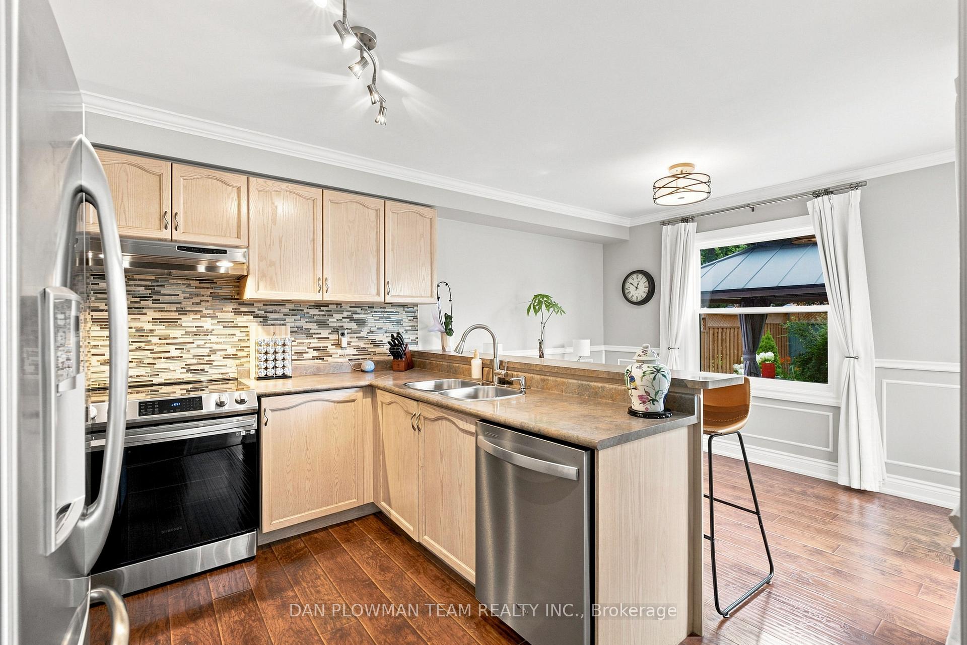 Photo 11 of 52 Wells Crescent, Whitby, Brooklin — HOMEH